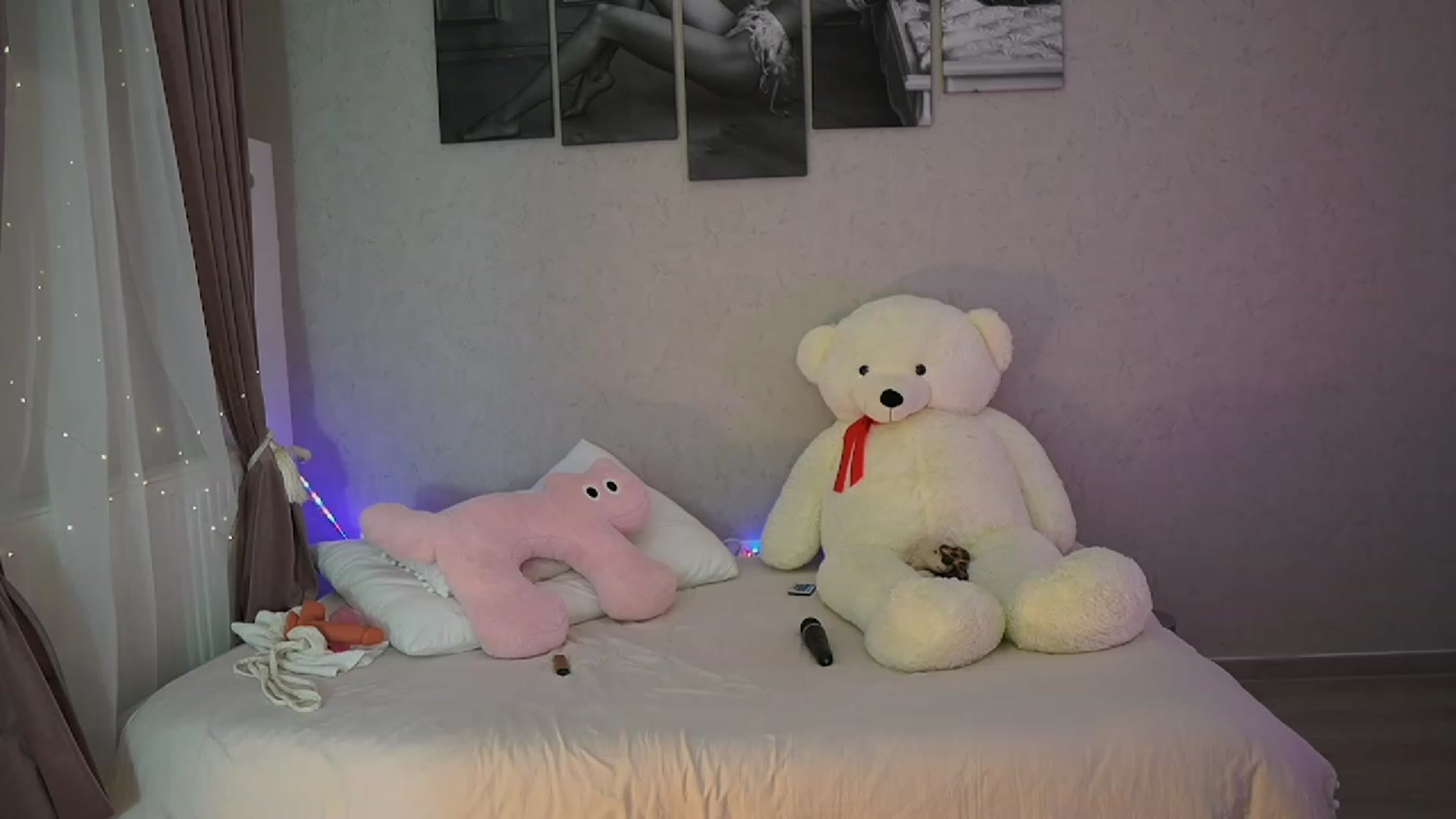 Gallery image thumbnail from RileyReid_18's myfreecams stream on, 11/21/2023, 16:09 image 15 of 20