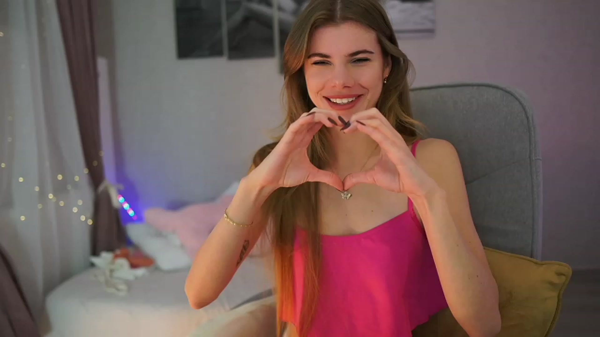 Gallery image thumbnail from RileyReid_18's myfreecams stream on, 11/21/2023, 16:09 image 3 of 20