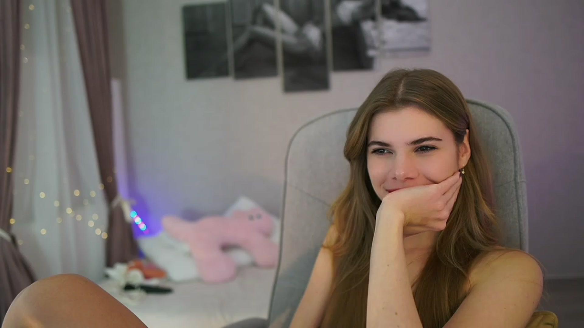 Gallery image thumbnail from RileyReid_18's myfreecams stream on, 11/21/2023, 17:45 image 11 of 20