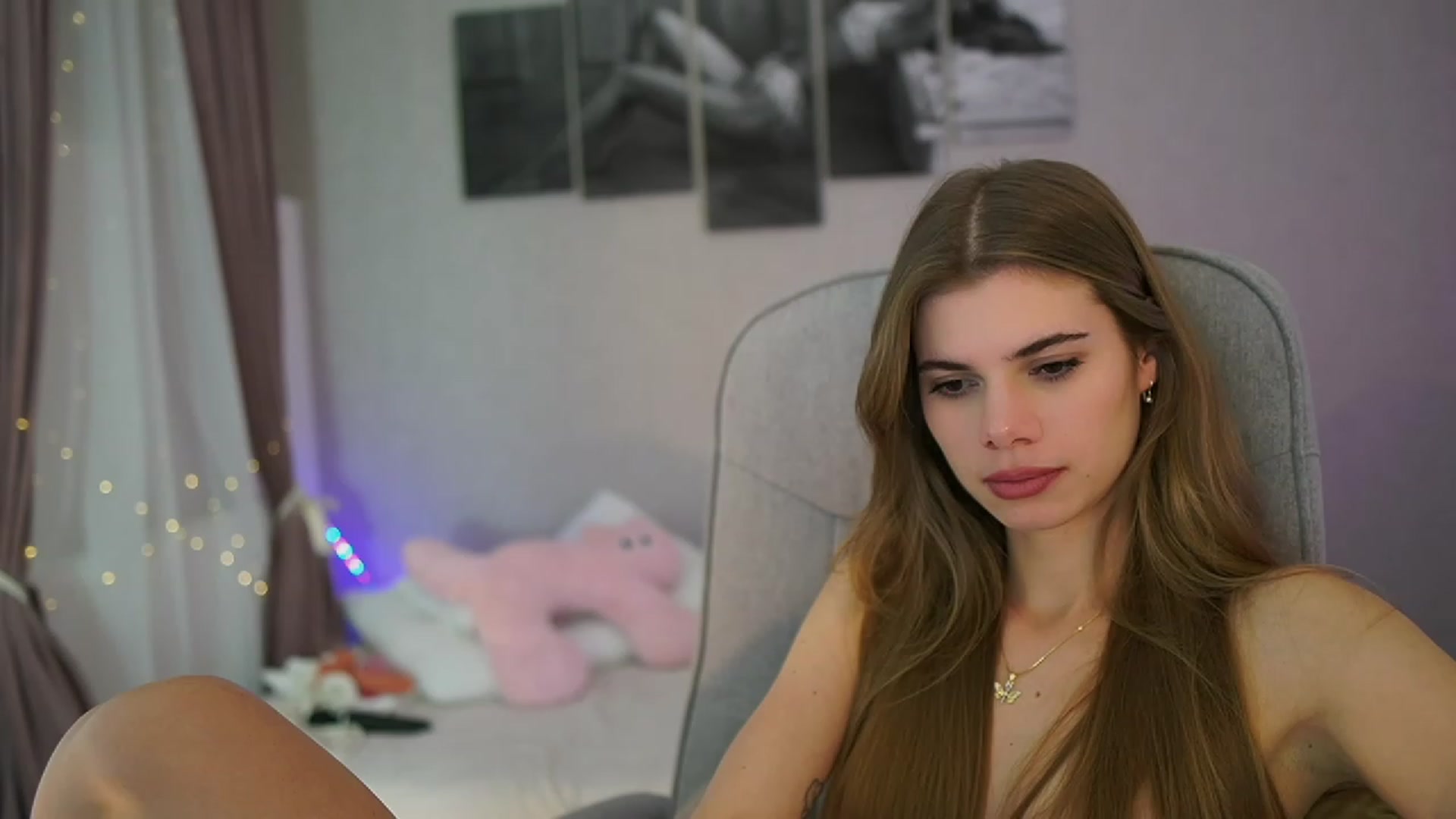 Gallery image thumbnail from RileyReid_18's myfreecams stream on, 11/21/2023, 17:45 image 10 of 20
