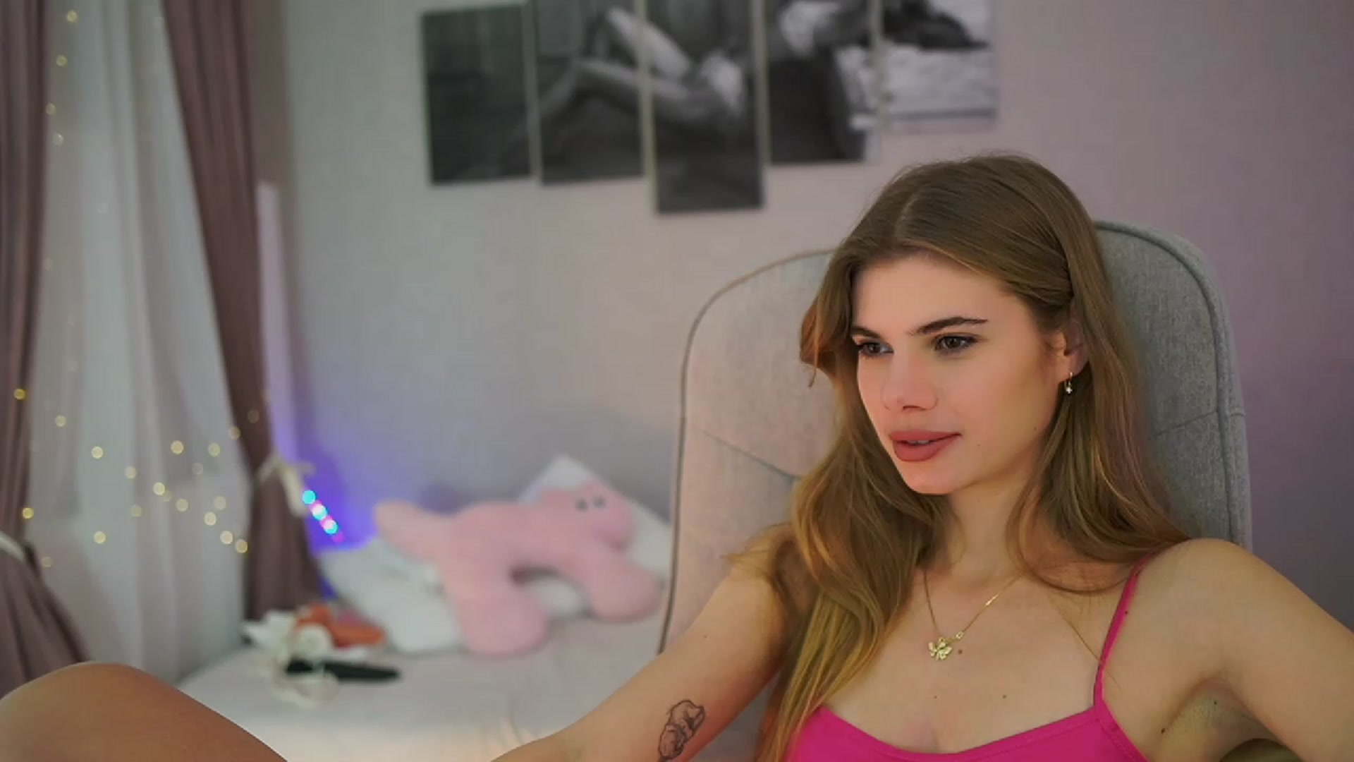 Gallery image thumbnail from RileyReid_18's myfreecams stream on, 11/21/2023, 19:02 image 5 of 20