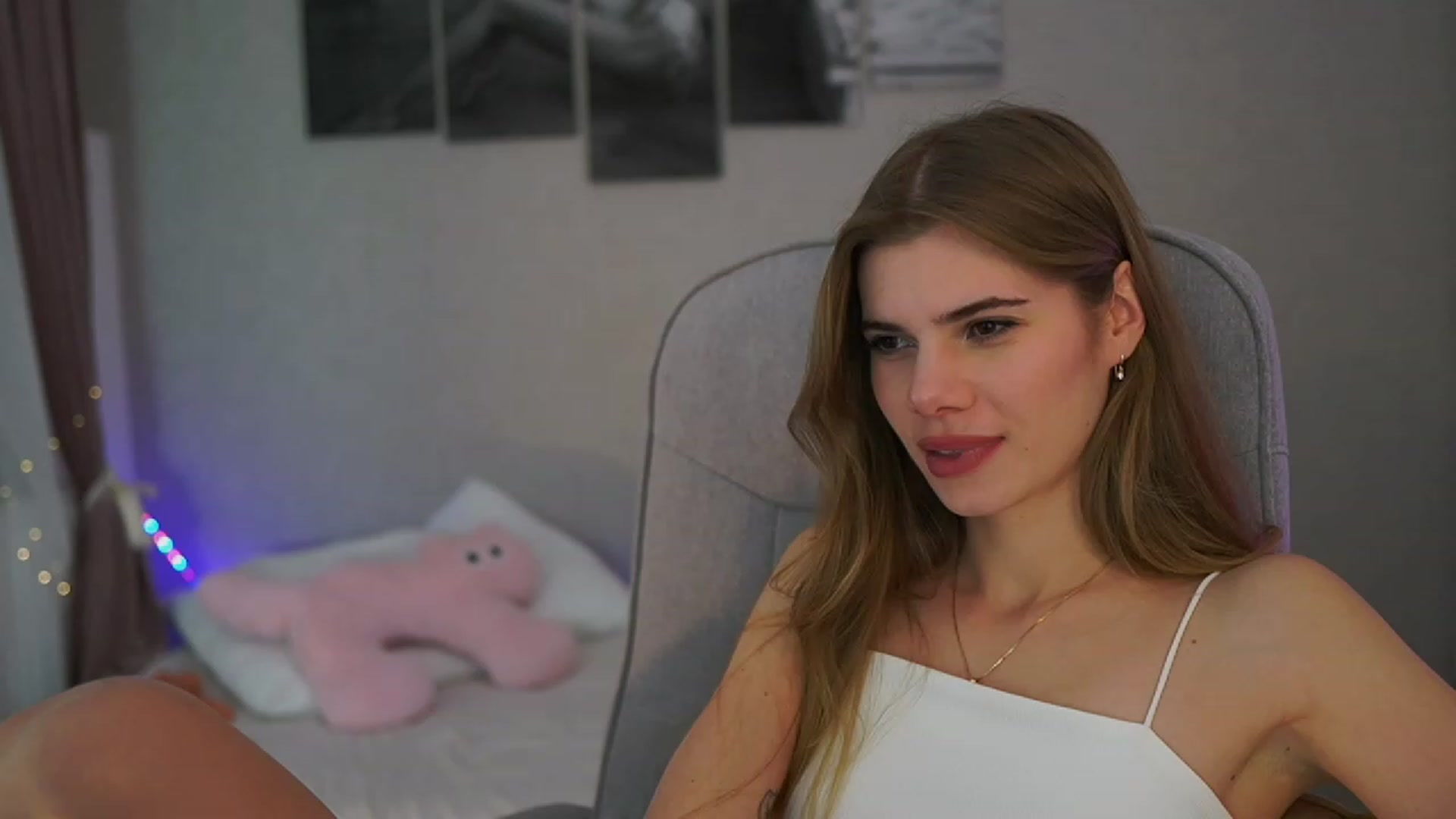 Gallery image thumbnail from RileyReid_18's myfreecams stream on, 11/22/2023, 17:14 image 3 of 20