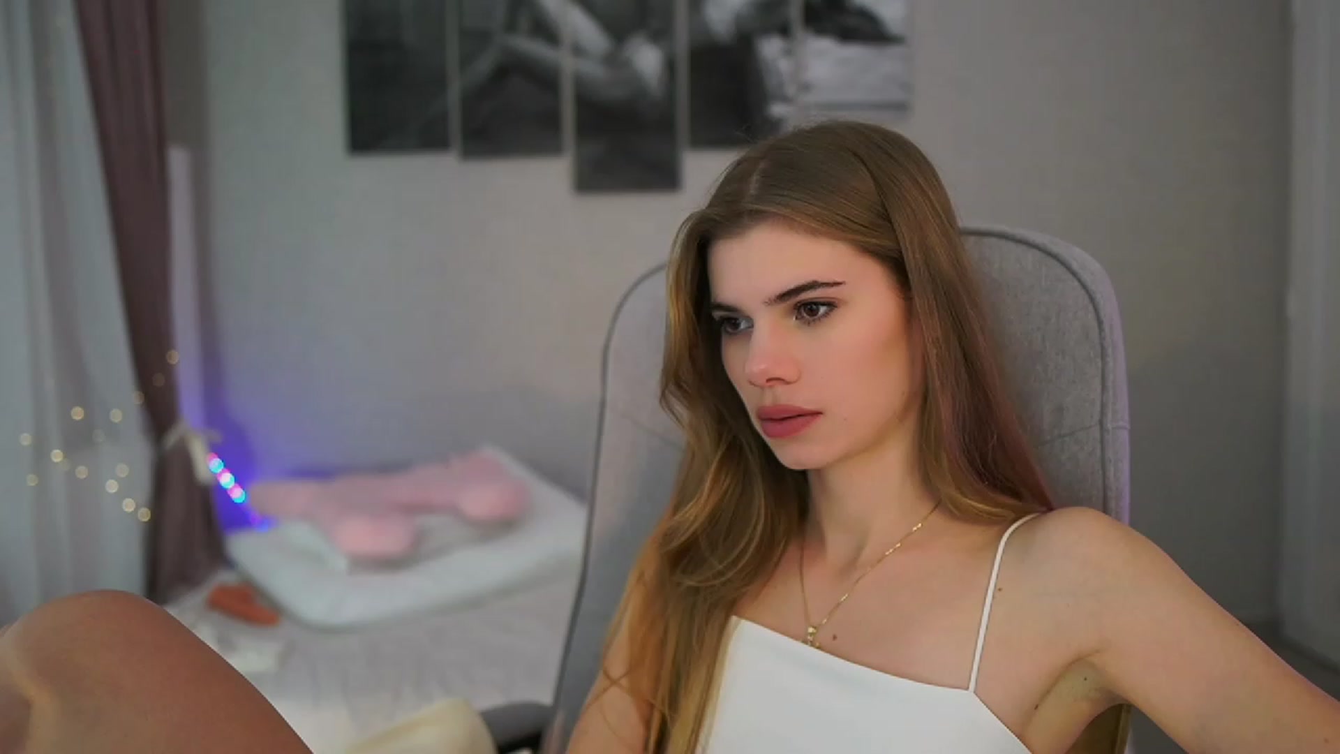 Gallery image thumbnail from RileyReid_18's myfreecams stream on, 11/22/2023, 17:14 image 16 of 20