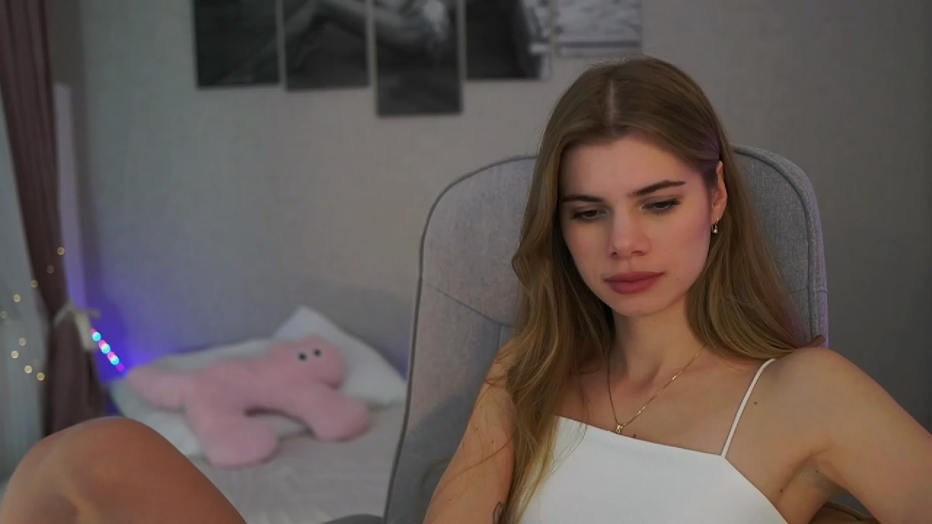 Gallery image thumbnail from RileyReid_18's myfreecams stream on, 11/22/2023, 17:14 image 2 of 20