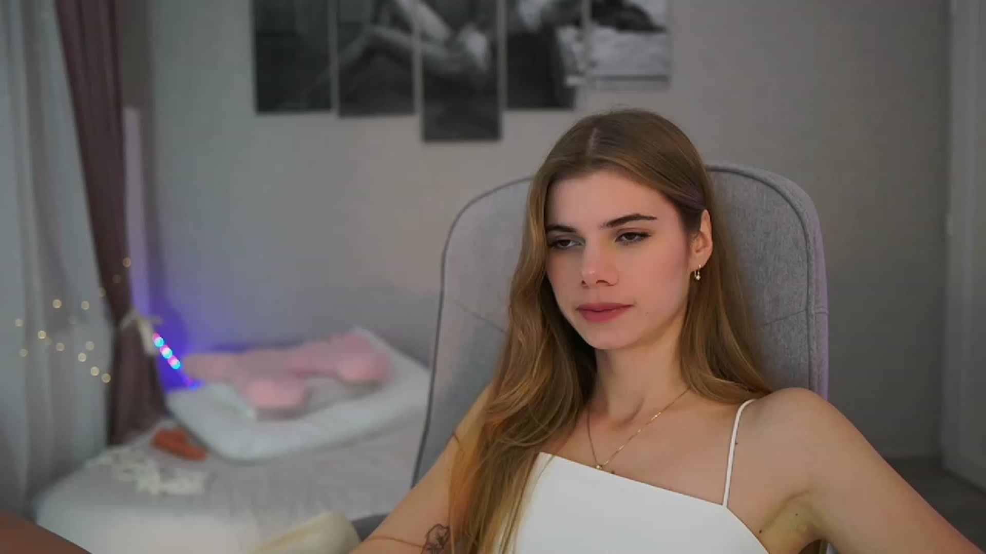 Gallery image thumbnail from RileyReid_18's myfreecams stream on, 11/22/2023, 17:14 image 17 of 20