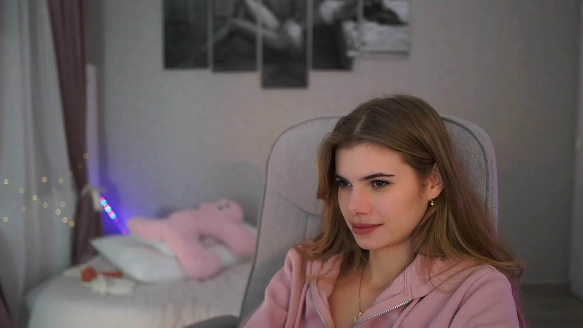 Gallery image thumbnail from RileyReid_18's myfreecams stream on, 11/22/2023, 19:08 image 10 of 20