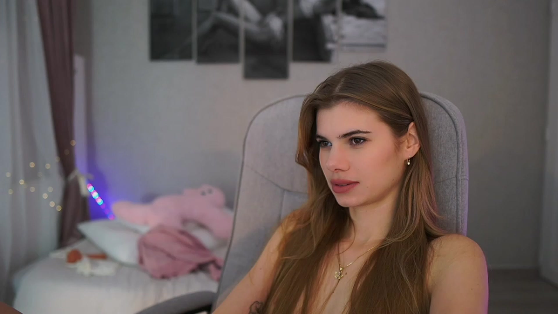 Gallery image thumbnail from RileyReid_18's myfreecams stream on, 11/22/2023, 19:08 image 18 of 20