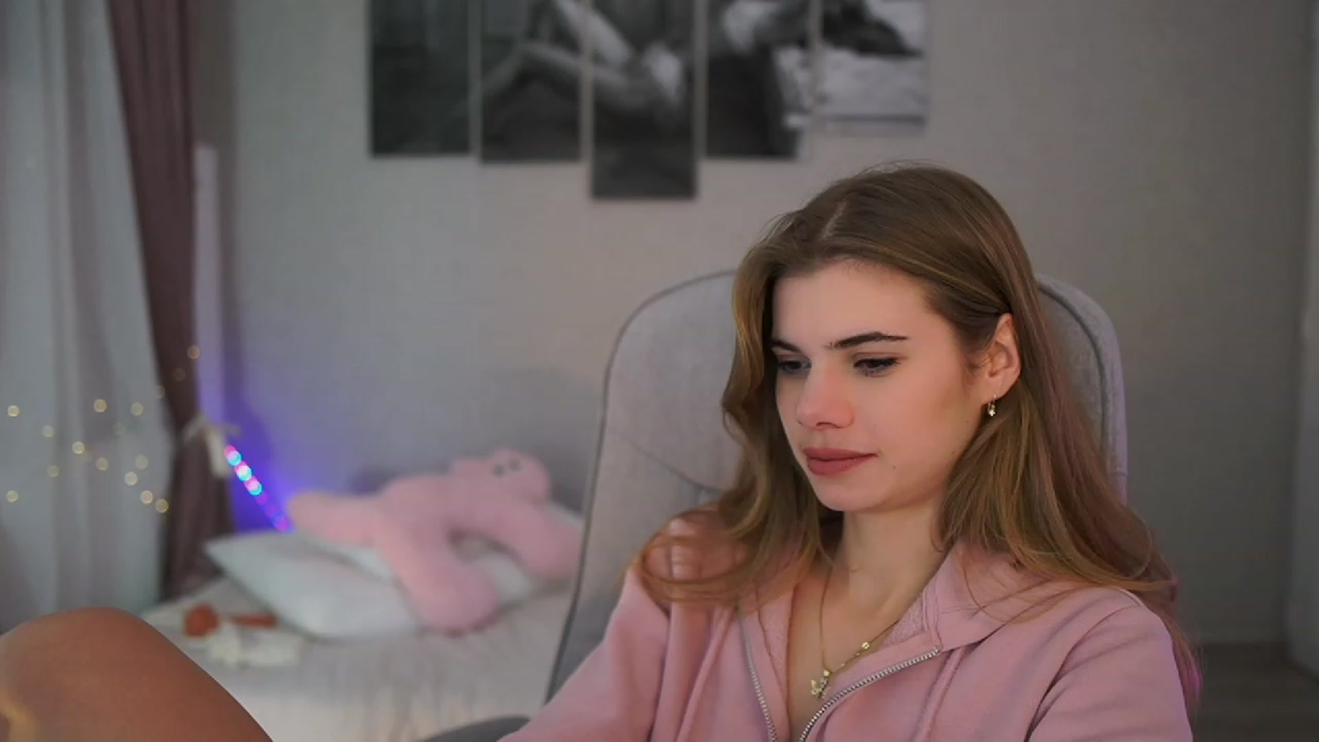 Gallery image thumbnail from RileyReid_18's myfreecams stream on, 11/22/2023, 19:08 image 9 of 20