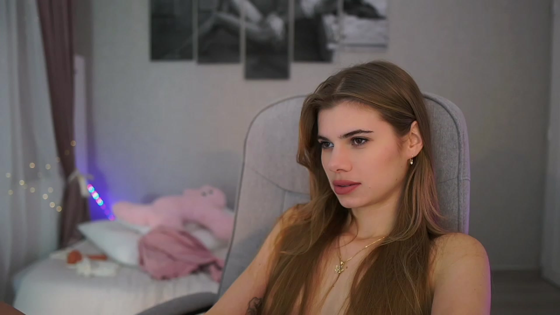 Gallery image thumbnail from RileyReid_18's myfreecams stream on, 11/22/2023, 19:08 image 17 of 20