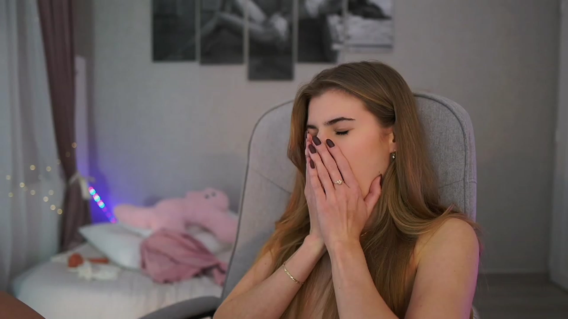 Gallery image thumbnail from RileyReid_18's myfreecams stream on, 11/22/2023, 19:08 image 19 of 20
