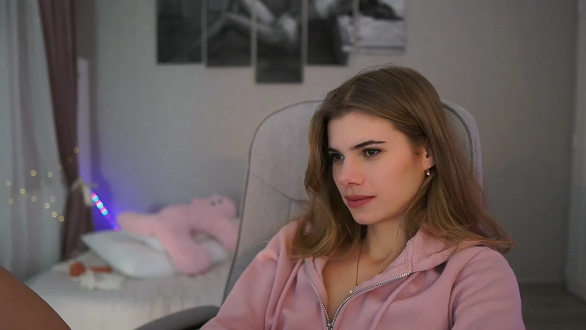 Gallery image thumbnail from RileyReid_18's myfreecams stream on, 11/22/2023, 19:08 image 11 of 20
