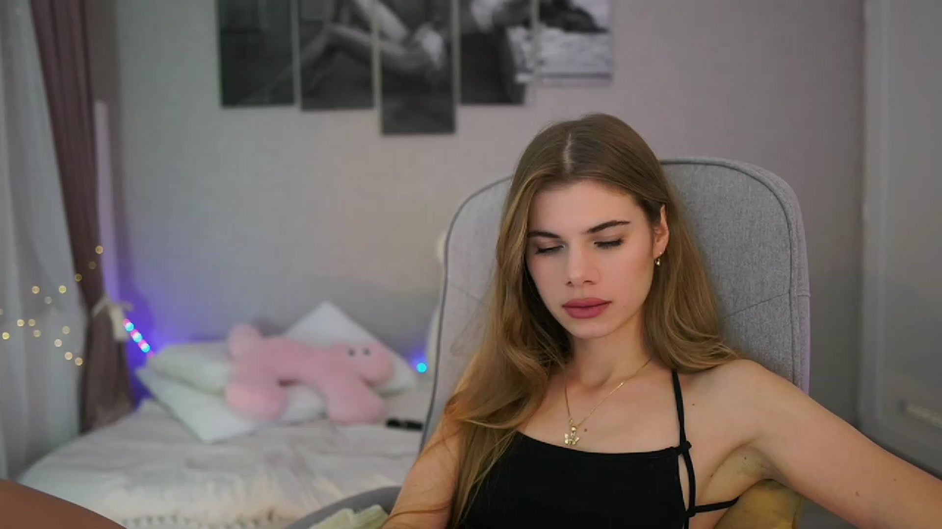 Gallery image thumbnail from RileyReid_18's myfreecams stream on, 11/24/2023, 19:55 image 18 of 20