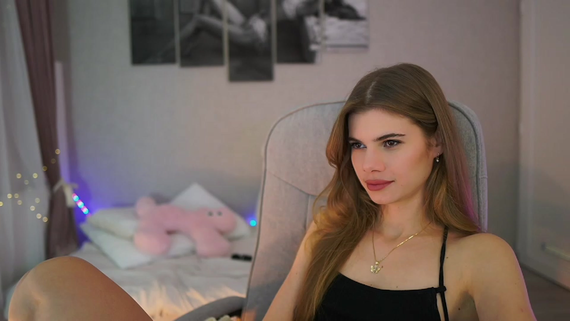 Gallery image thumbnail from RileyReid_18's myfreecams stream on, 11/24/2023, 21:13 image 11 of 20