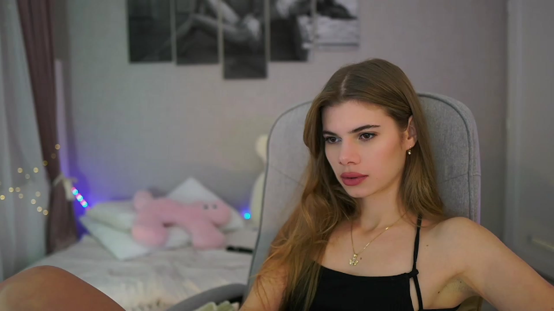 Gallery image thumbnail from RileyReid_18's myfreecams stream on, 11/24/2023, 21:13 image 2 of 20