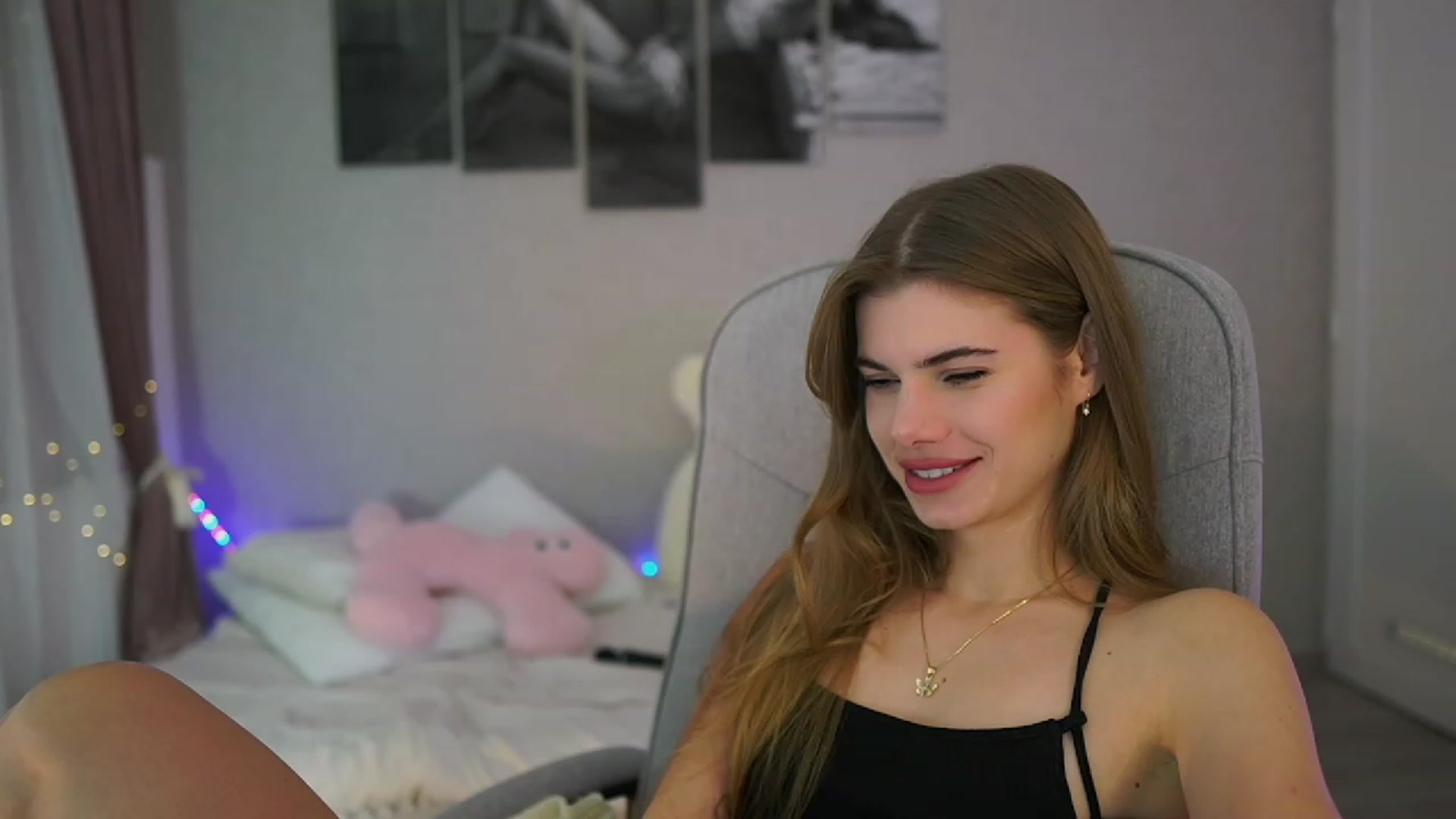 Gallery image thumbnail from RileyReid_18's myfreecams stream on, 11/24/2023, 21:13 image 3 of 20