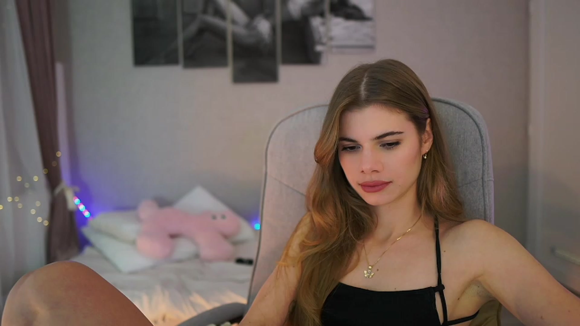 Gallery image thumbnail from RileyReid_18's myfreecams stream on, 11/24/2023, 21:13 image 8 of 20