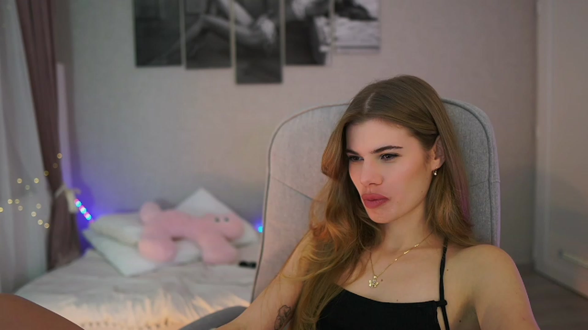 Gallery image thumbnail from RileyReid_18's myfreecams stream on, 11/24/2023, 21:13 image 9 of 20