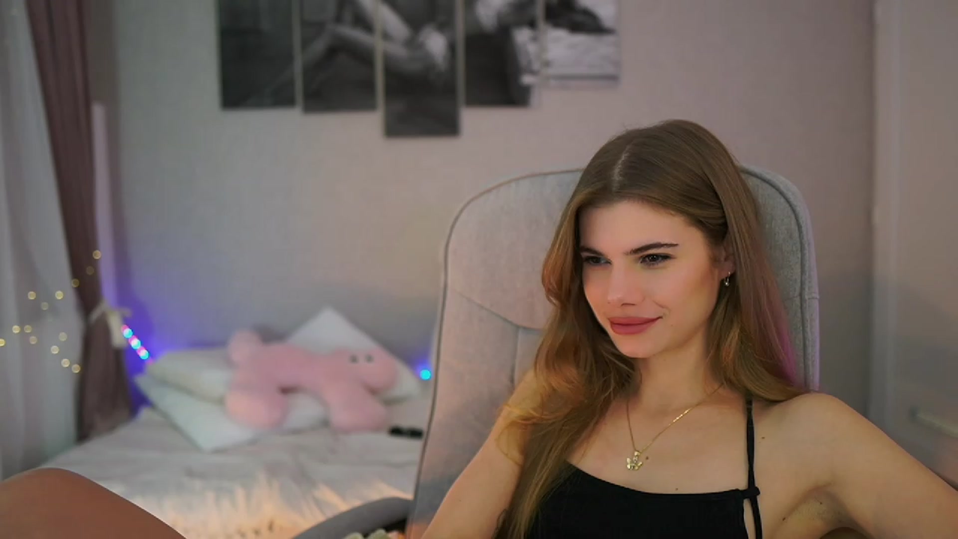 Gallery image thumbnail from RileyReid_18's myfreecams stream on, 11/24/2023, 21:13 image 12 of 20