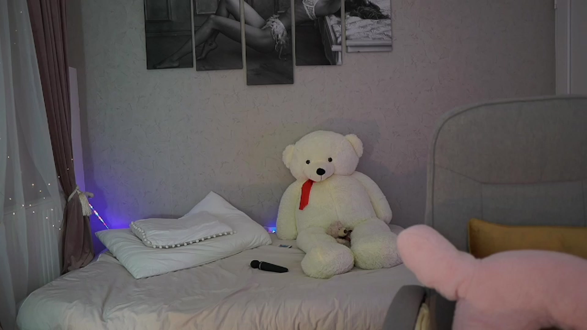 Gallery image thumbnail from RileyReid_18's myfreecams stream on, 11/24/2023, 22:42 image 2 of 20