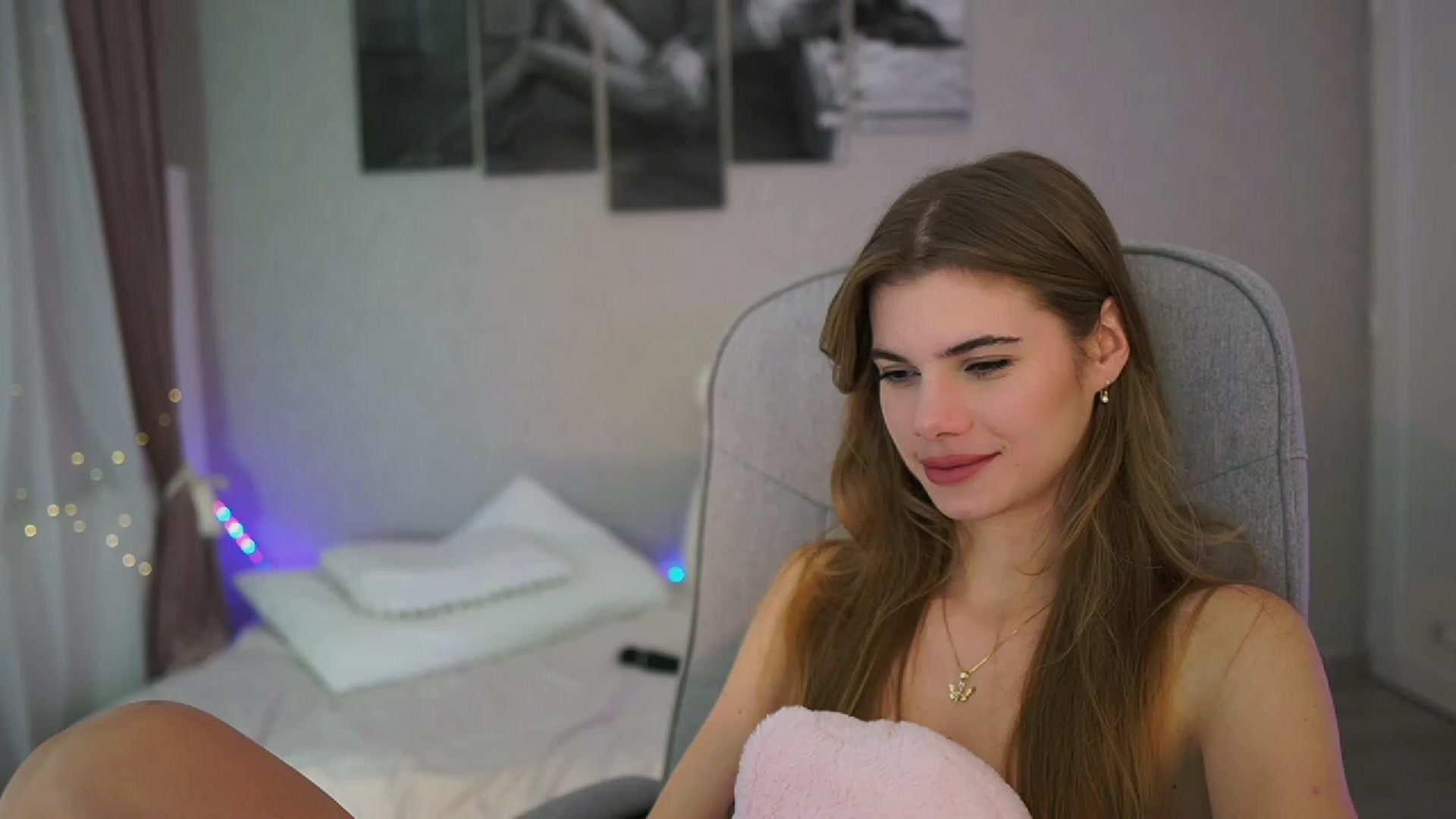 Gallery image thumbnail from RileyReid_18's myfreecams stream on, 11/24/2023, 22:42 image 10 of 20