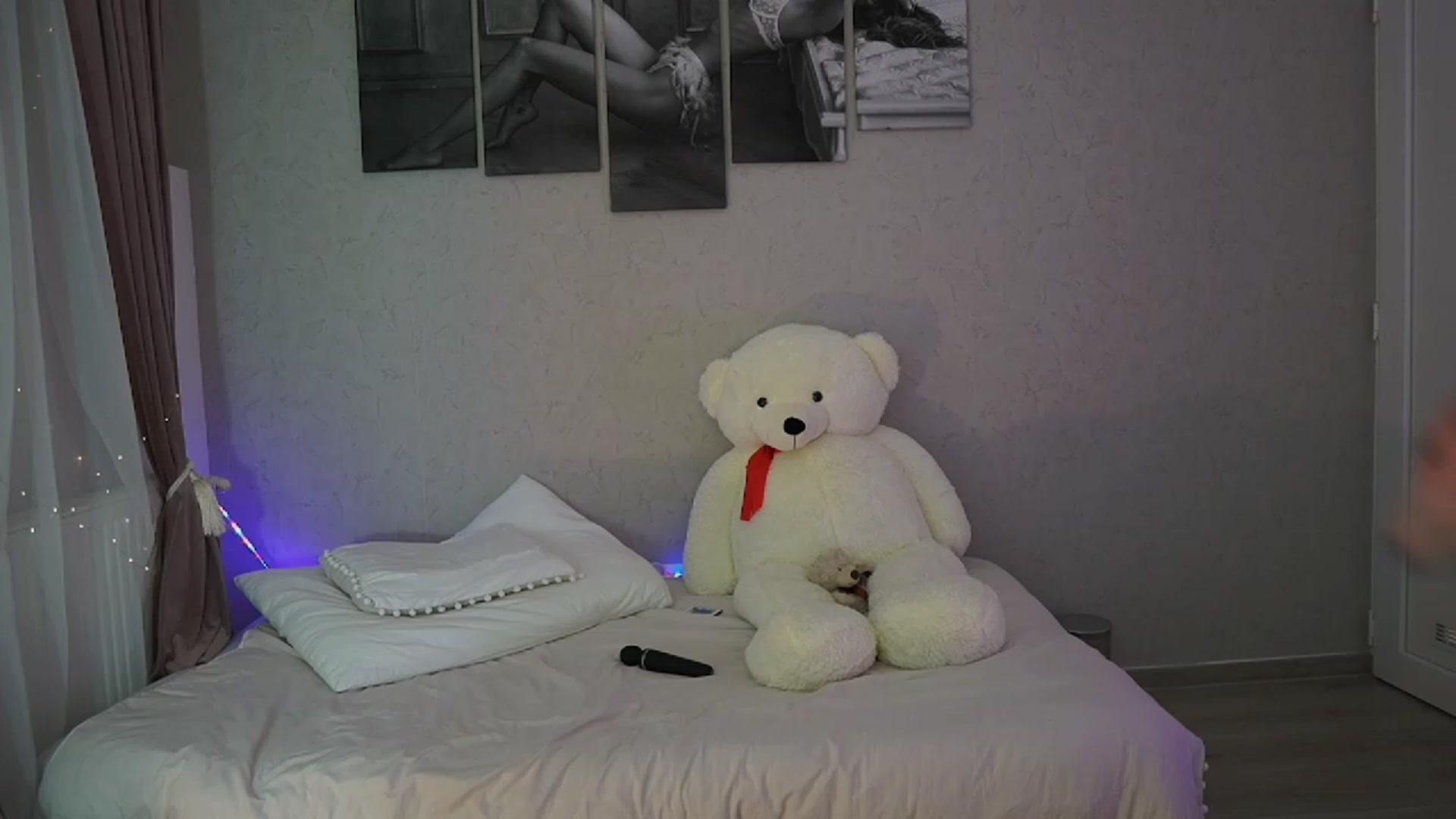 Gallery image thumbnail from RileyReid_18's myfreecams stream on, 11/24/2023, 22:42 image 12 of 20