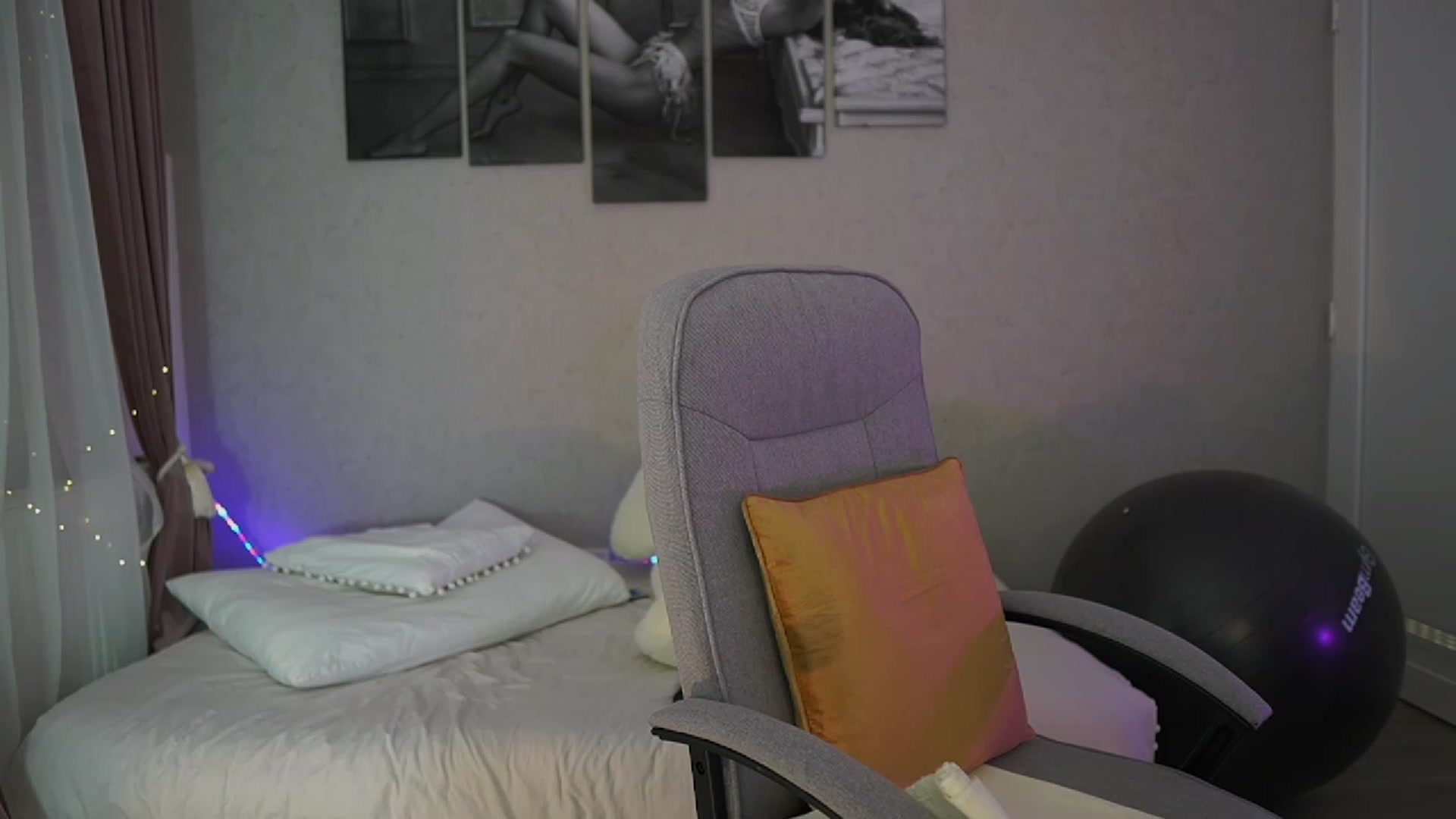 Gallery image thumbnail from RileyReid_18's myfreecams stream on, 11/25/2023, 16:18 image 20 of 20