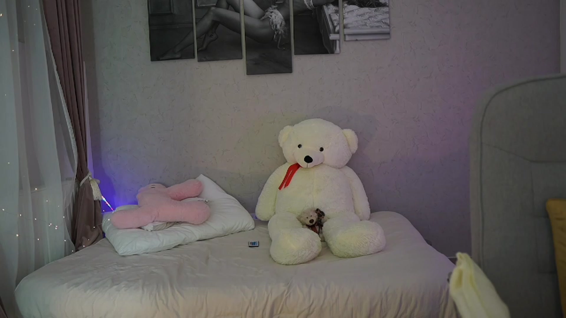 Gallery image thumbnail from RileyReid_18's myfreecams stream on, 11/28/2023, 20:25 image 17 of 20
