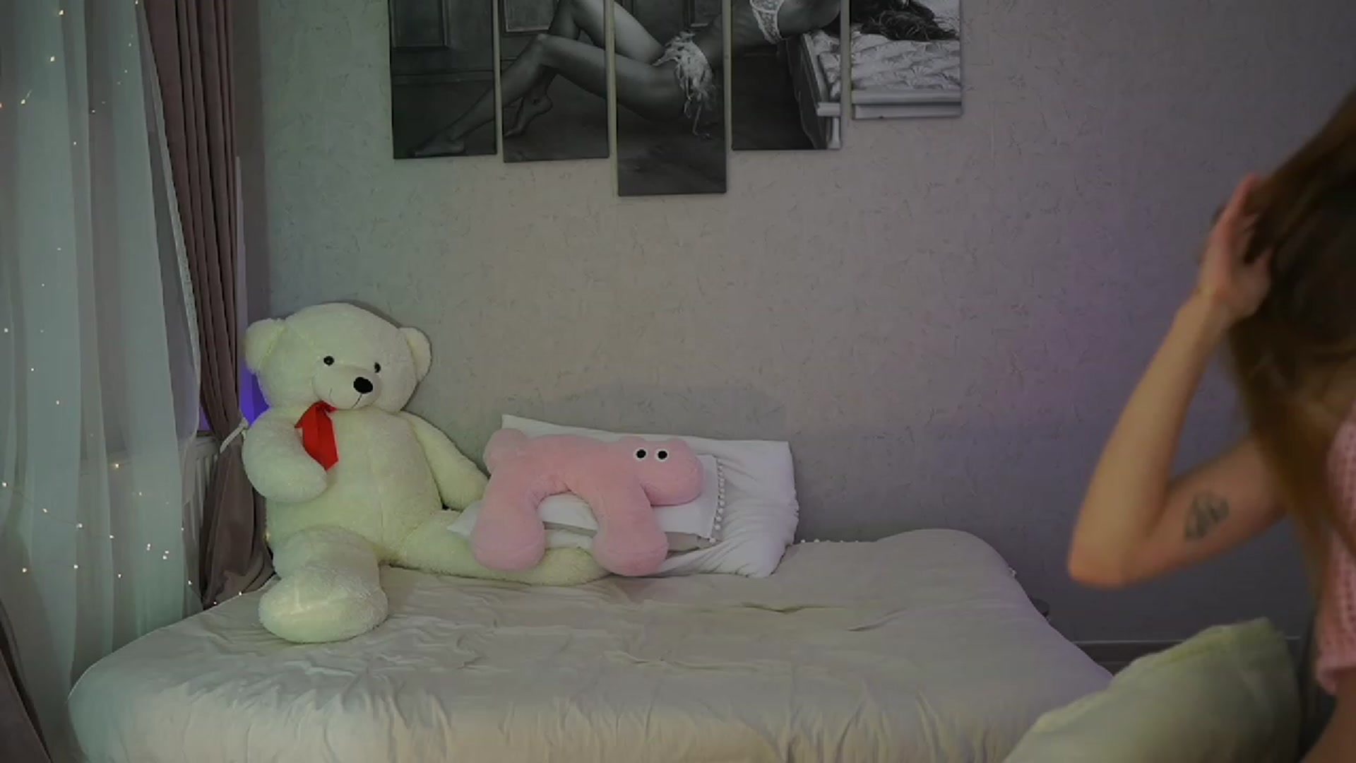 Gallery image thumbnail from RileyReid_18's myfreecams stream on, 11/28/2023, 21:47 image 9 of 20
