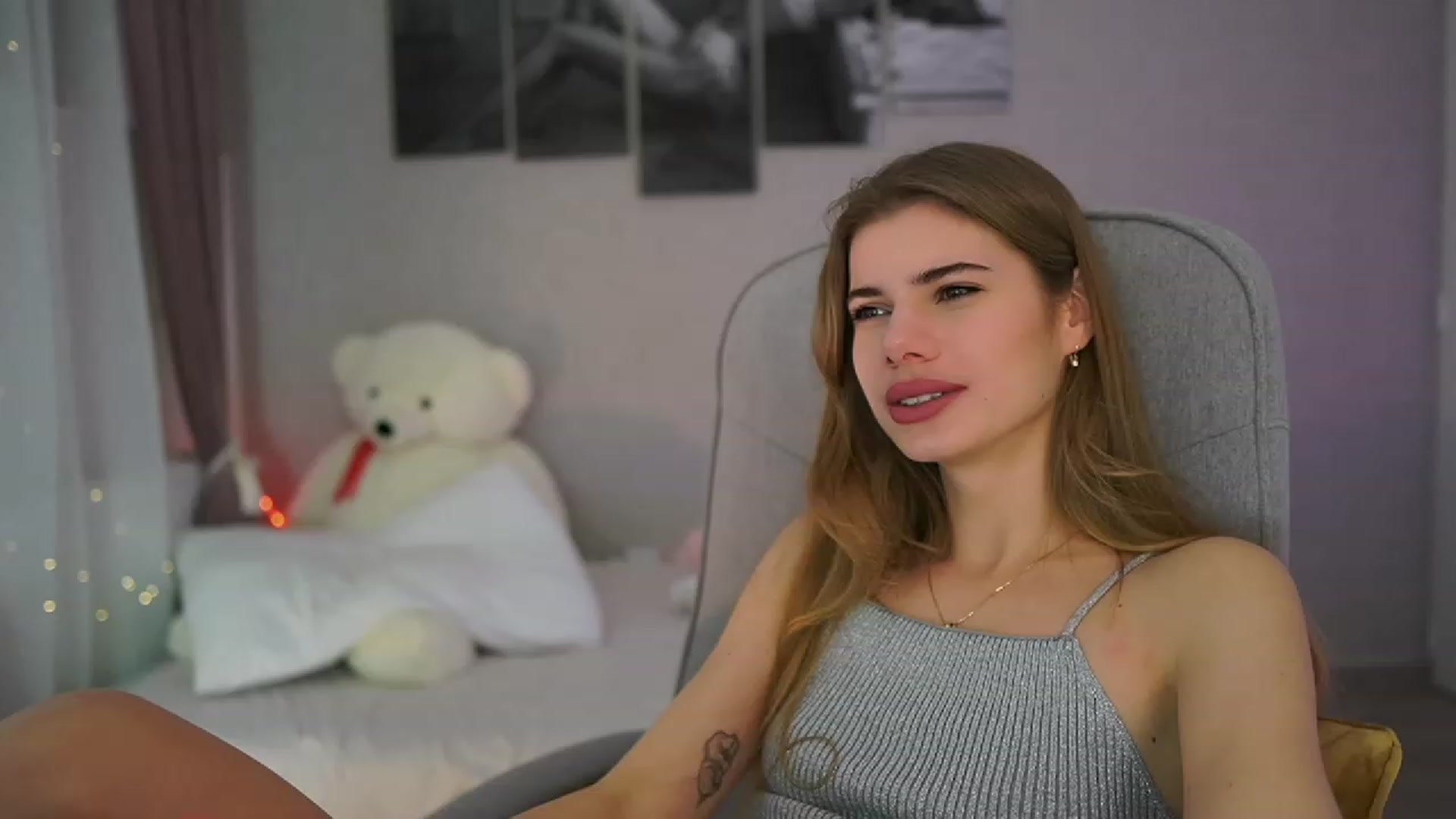Gallery image thumbnail from RileyReid_18's myfreecams stream on, 11/29/2023, 15:52 image 18 of 20