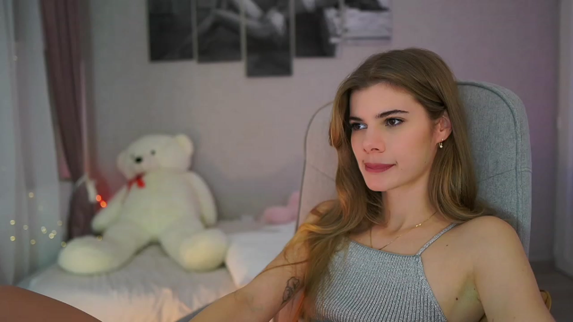 Gallery image thumbnail from RileyReid_18's myfreecams stream on, 11/29/2023, 16:59 image 13 of 20