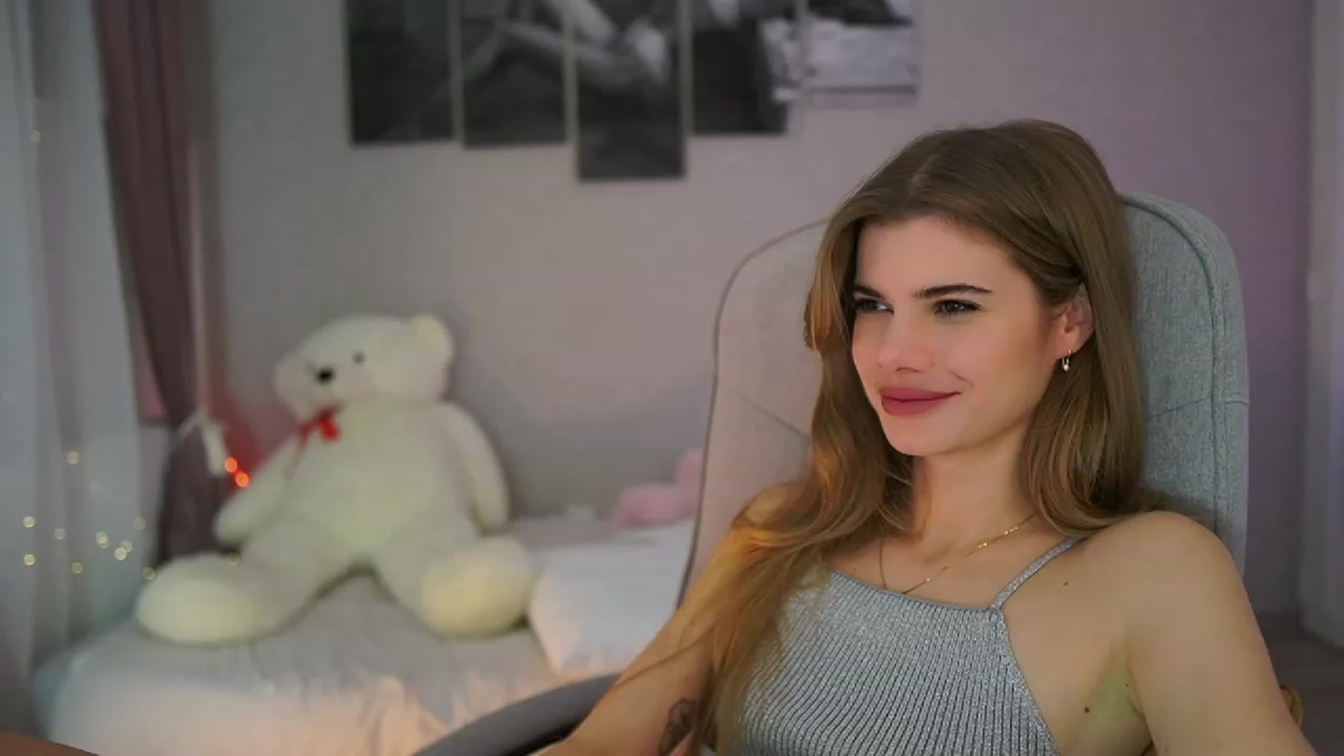 Gallery image thumbnail from RileyReid_18's myfreecams stream on, 11/29/2023, 16:59 image 14 of 20