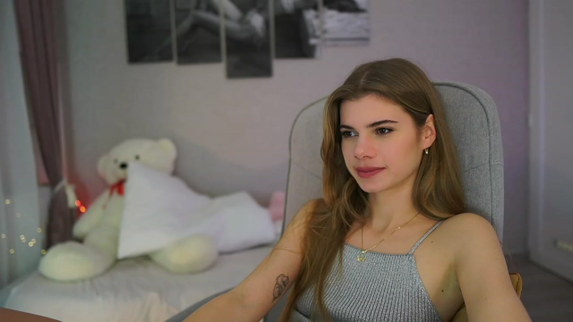 Gallery image thumbnail from RileyReid_18's myfreecams stream on, 11/29/2023, 17:17 image 18 of 20