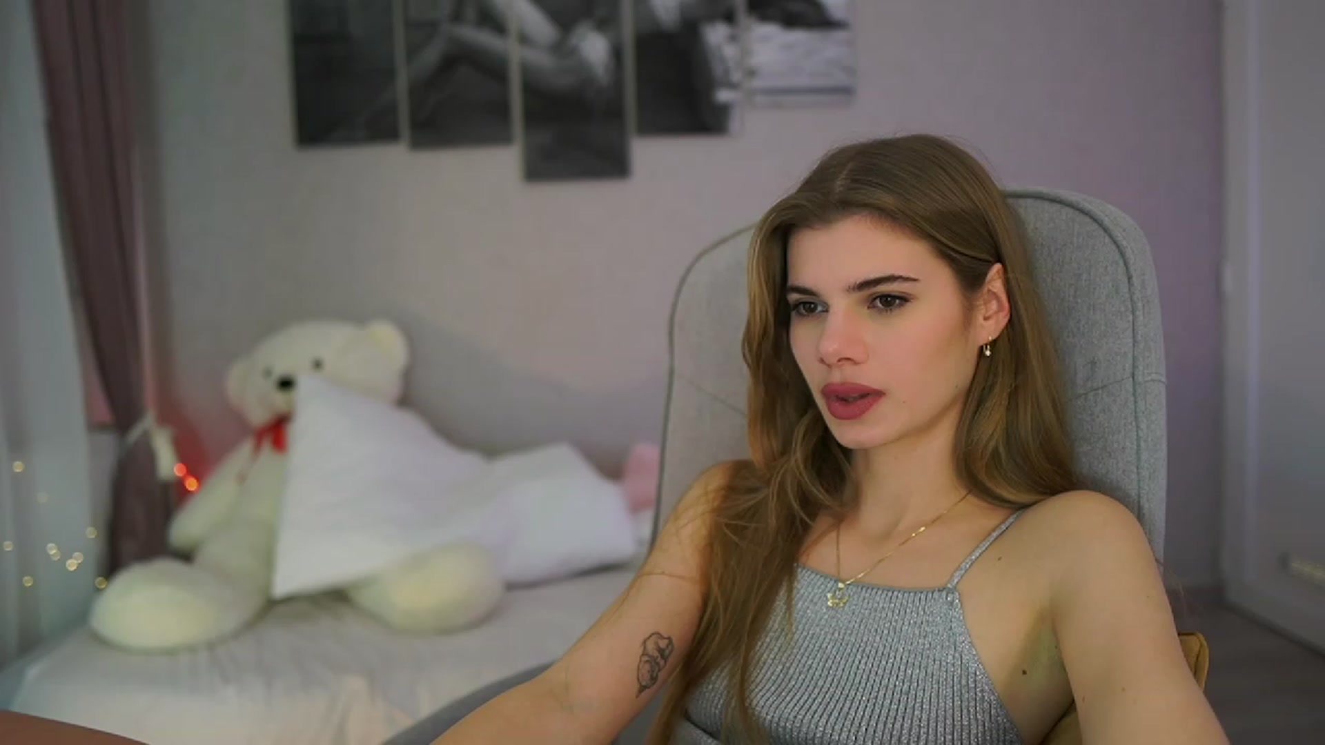 Gallery image thumbnail from RileyReid_18's myfreecams stream on, 11/29/2023, 17:17 image 17 of 20