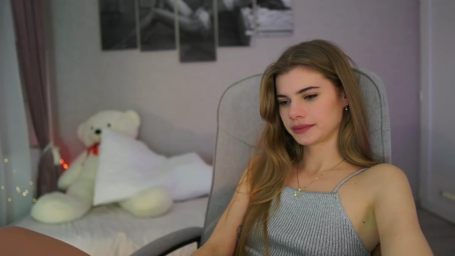 Gallery image thumbnail from RileyReid_18's myfreecams stream on, 11/29/2023, 17:17 image 6 of 20