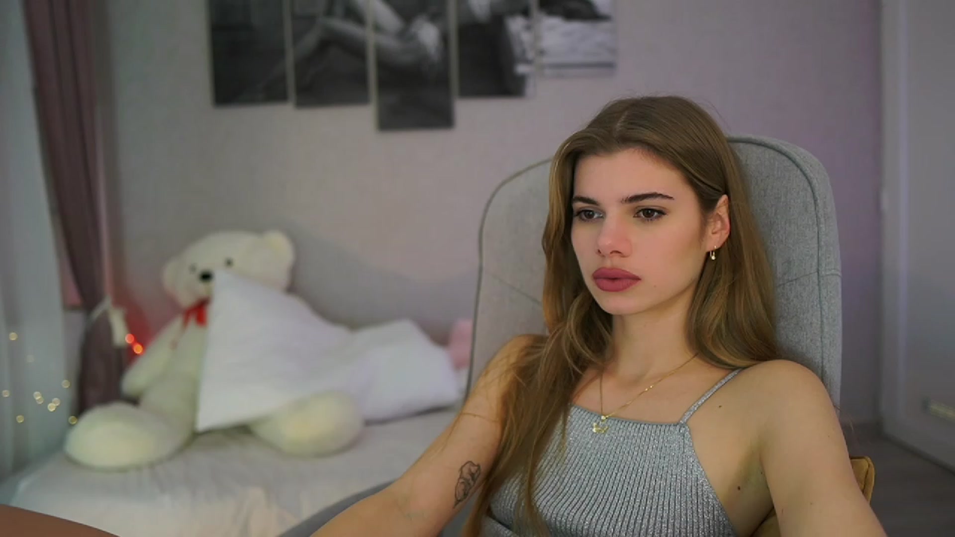 Gallery image thumbnail from RileyReid_18's myfreecams stream on, 11/29/2023, 17:17 image 16 of 20