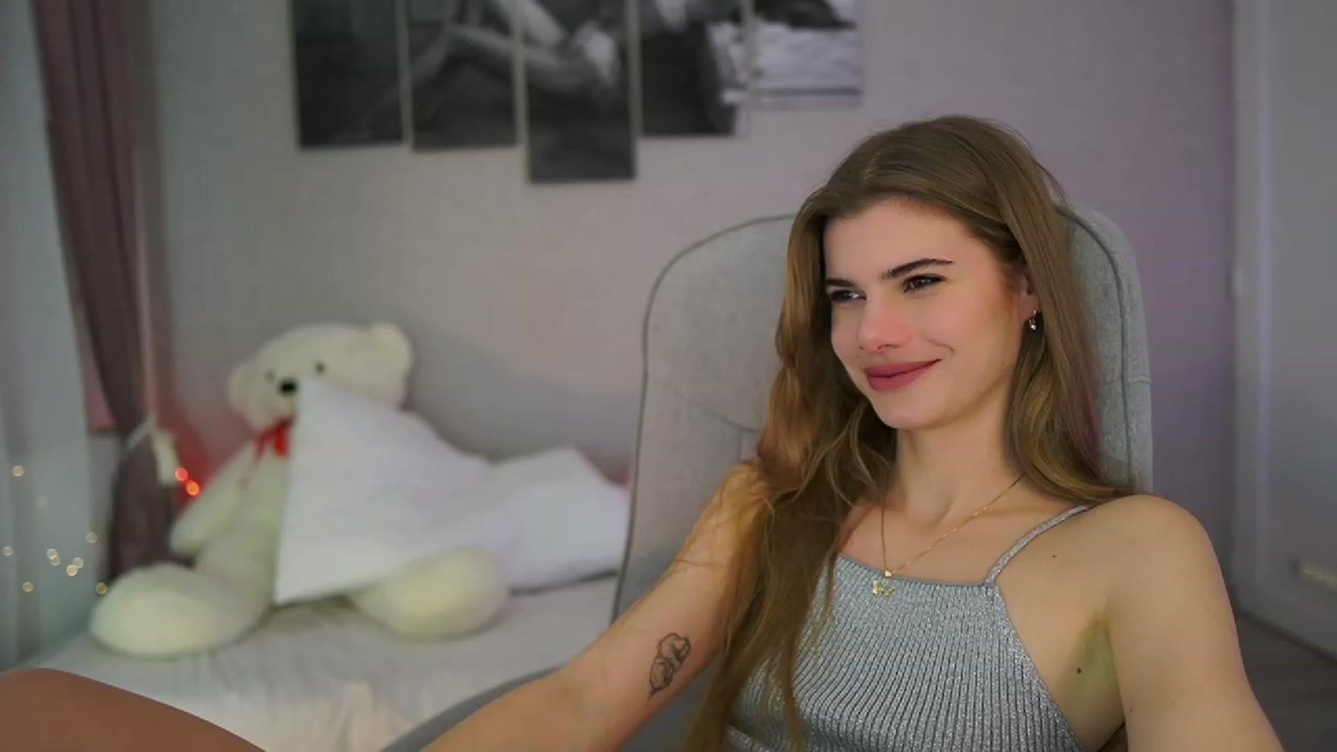 Gallery image thumbnail from RileyReid_18's myfreecams stream on, 11/29/2023, 17:17 image 9 of 20