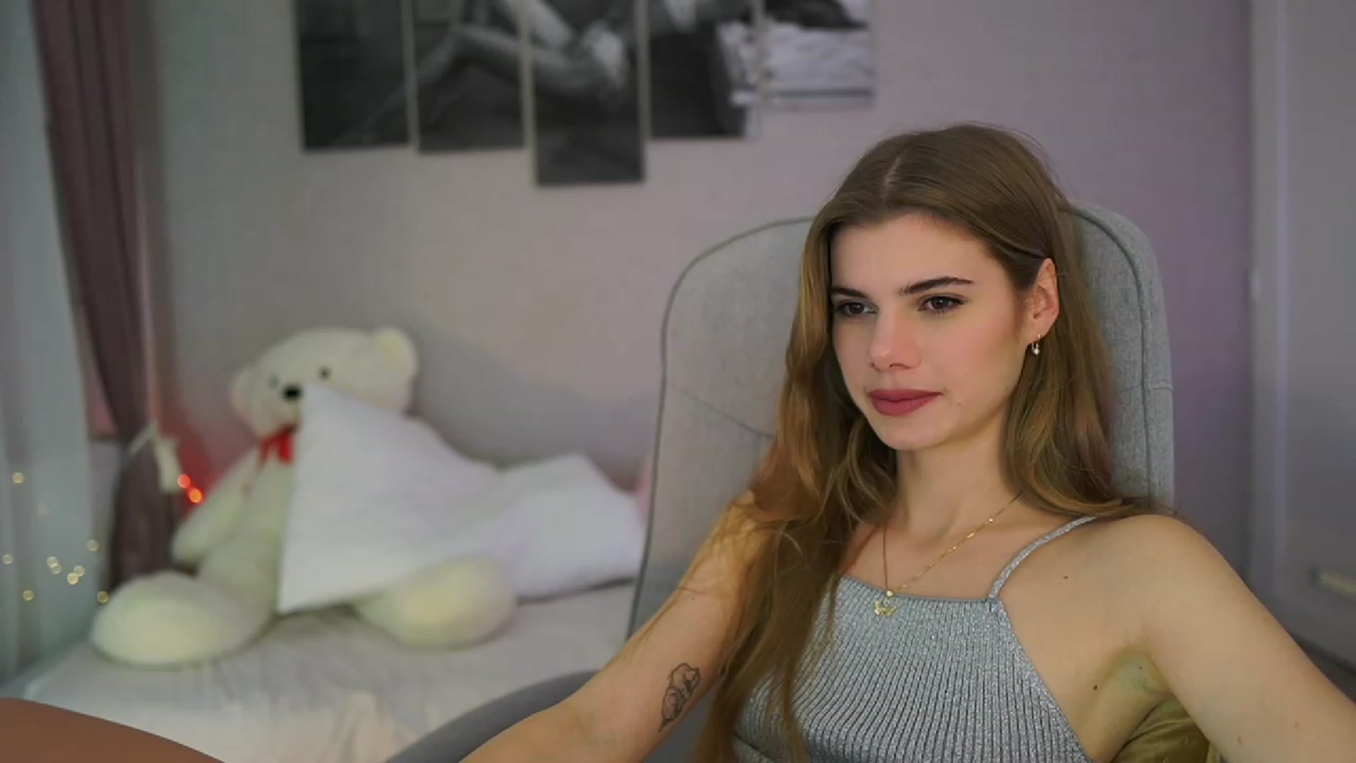 Gallery image thumbnail from RileyReid_18's myfreecams stream on, 11/29/2023, 17:17 image 11 of 20