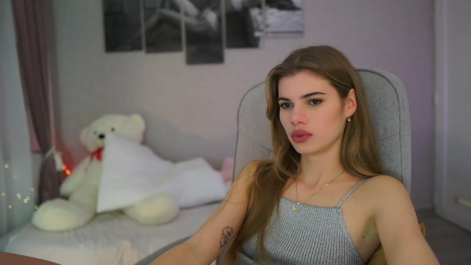 Gallery image thumbnail from RileyReid_18's myfreecams stream on, 11/29/2023, 17:17 image 13 of 20