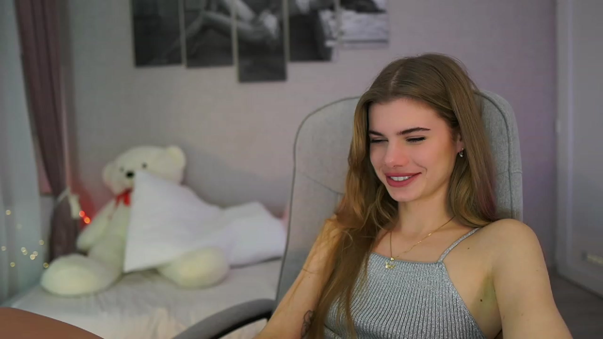 Gallery image thumbnail from RileyReid_18's myfreecams stream on, 11/29/2023, 17:17 image 10 of 20