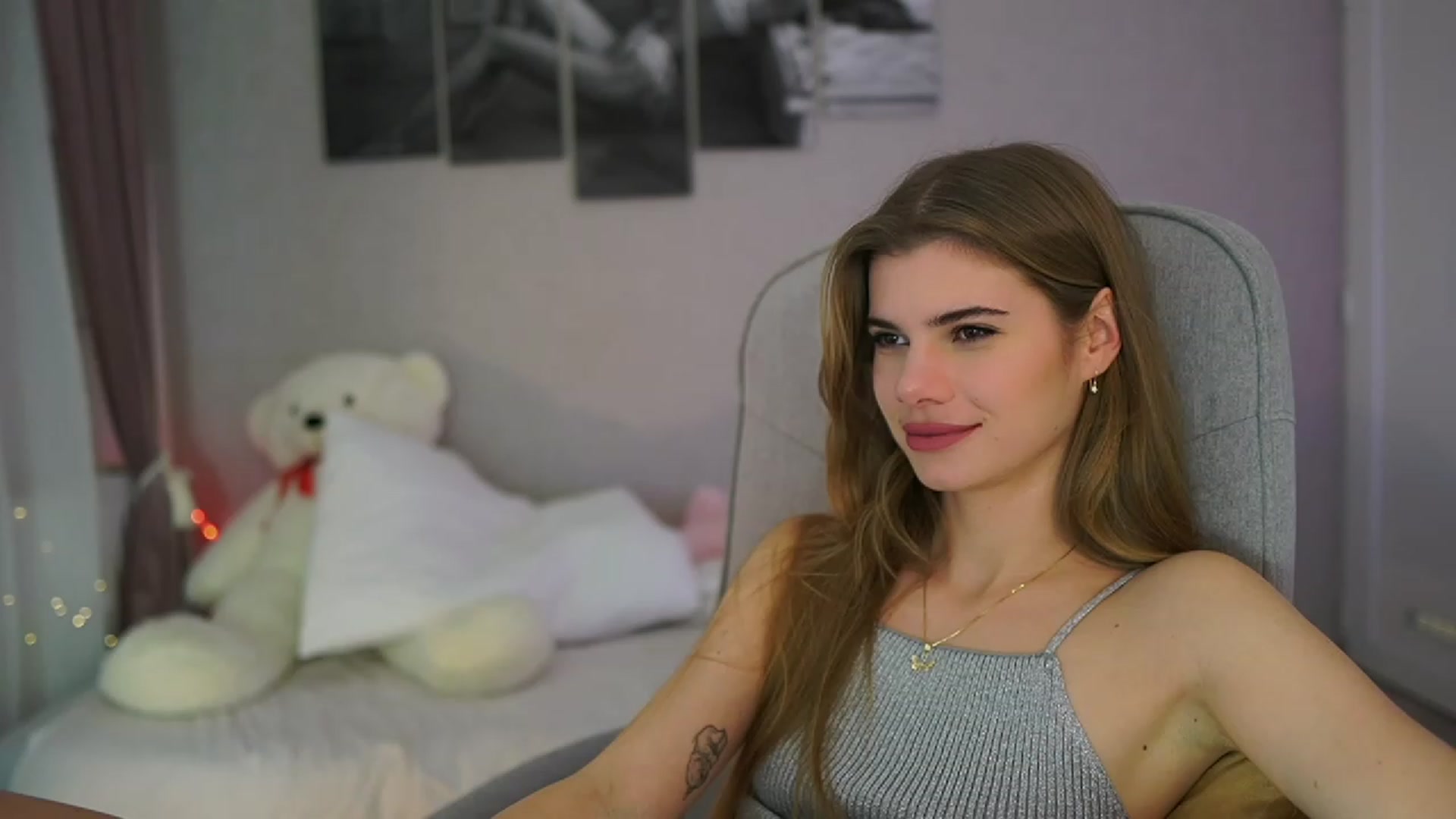 Gallery image thumbnail from RileyReid_18's myfreecams stream on, 11/29/2023, 17:17 image 19 of 20