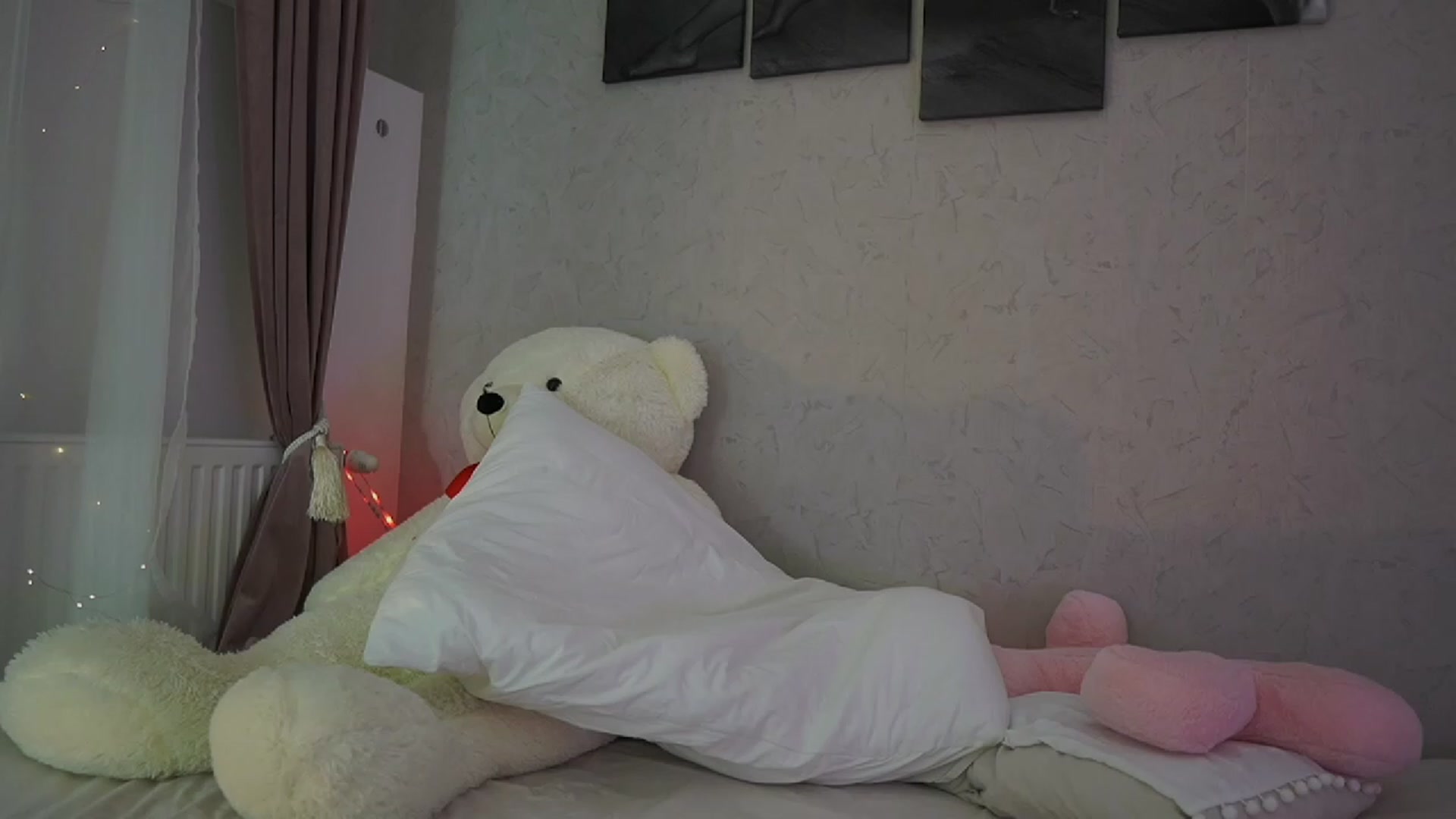 Gallery image thumbnail from RileyReid_18's myfreecams stream on, 11/29/2023, 18:18 image 9 of 20