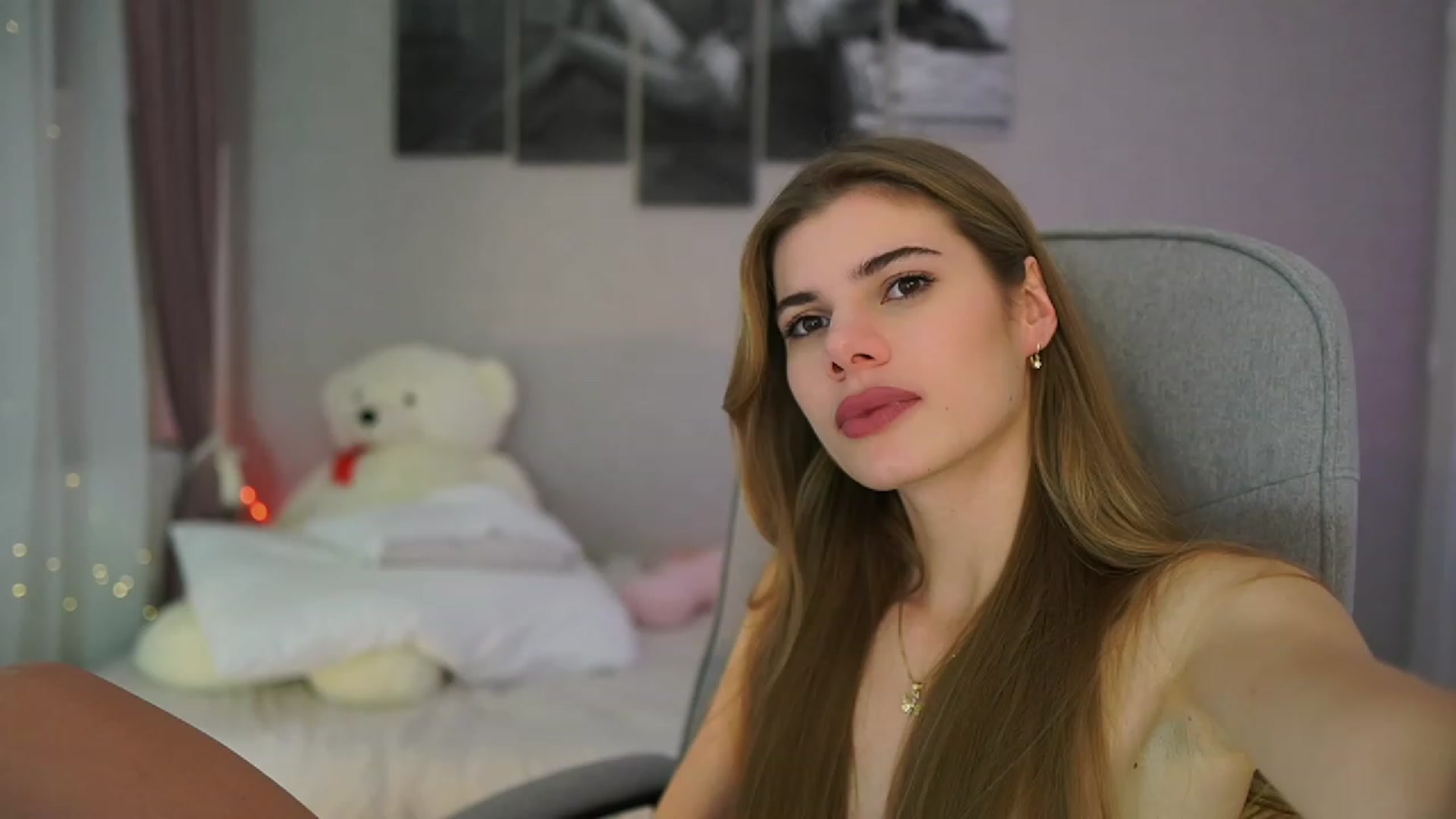 Gallery image thumbnail from RileyReid_18's myfreecams stream on, 11/29/2023, 18:18 image 14 of 20