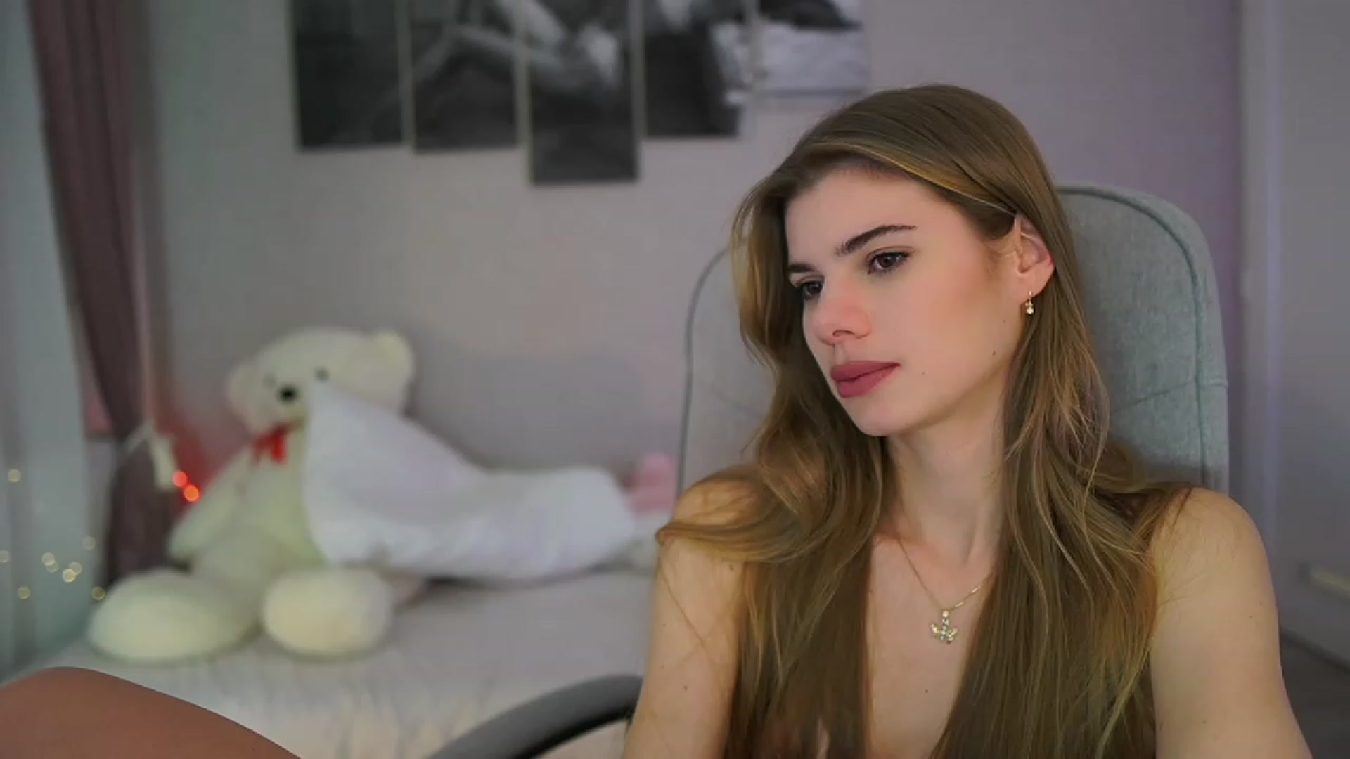Gallery image thumbnail from RileyReid_18's myfreecams stream on, 11/29/2023, 18:18 image 8 of 20