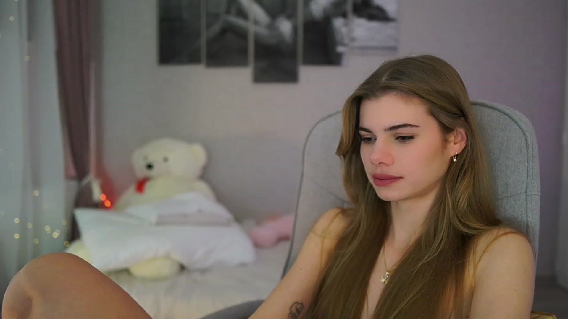 Gallery image thumbnail from RileyReid_18's myfreecams stream on, 11/29/2023, 18:18 image 13 of 20