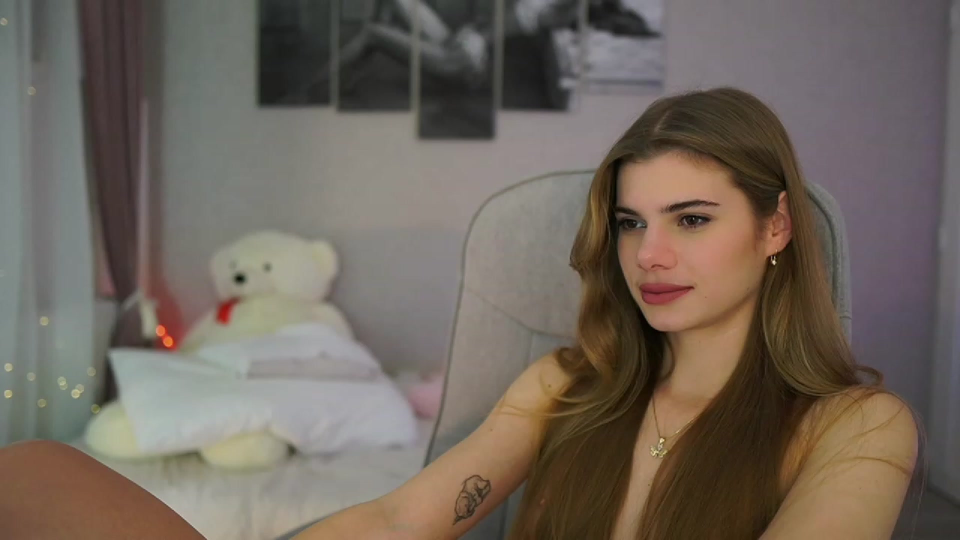 Gallery image thumbnail from RileyReid_18's myfreecams stream on, 11/29/2023, 18:18 image 15 of 20