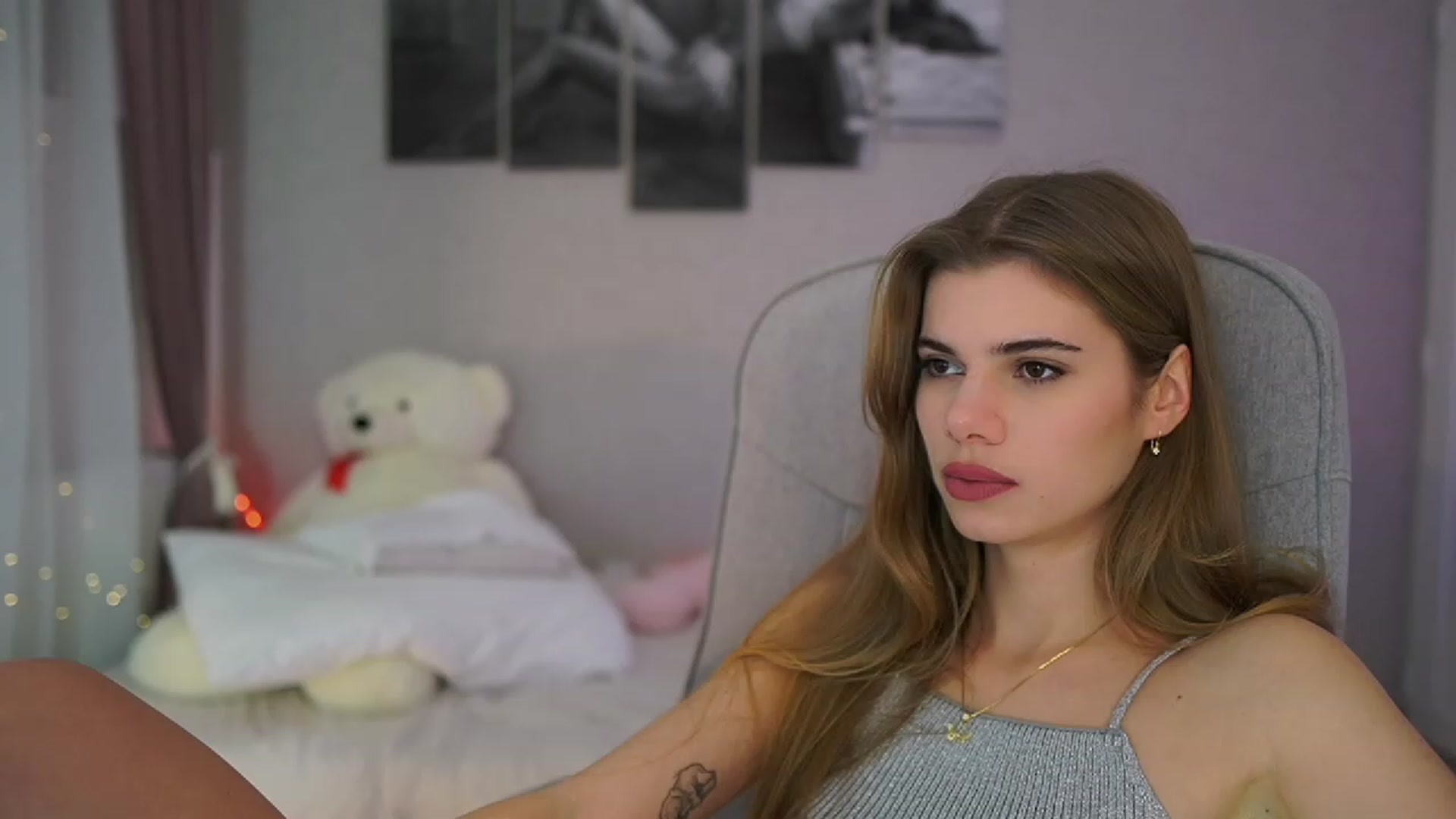 Gallery image thumbnail from RileyReid_18's myfreecams stream on, 11/29/2023, 19:01 image 9 of 20