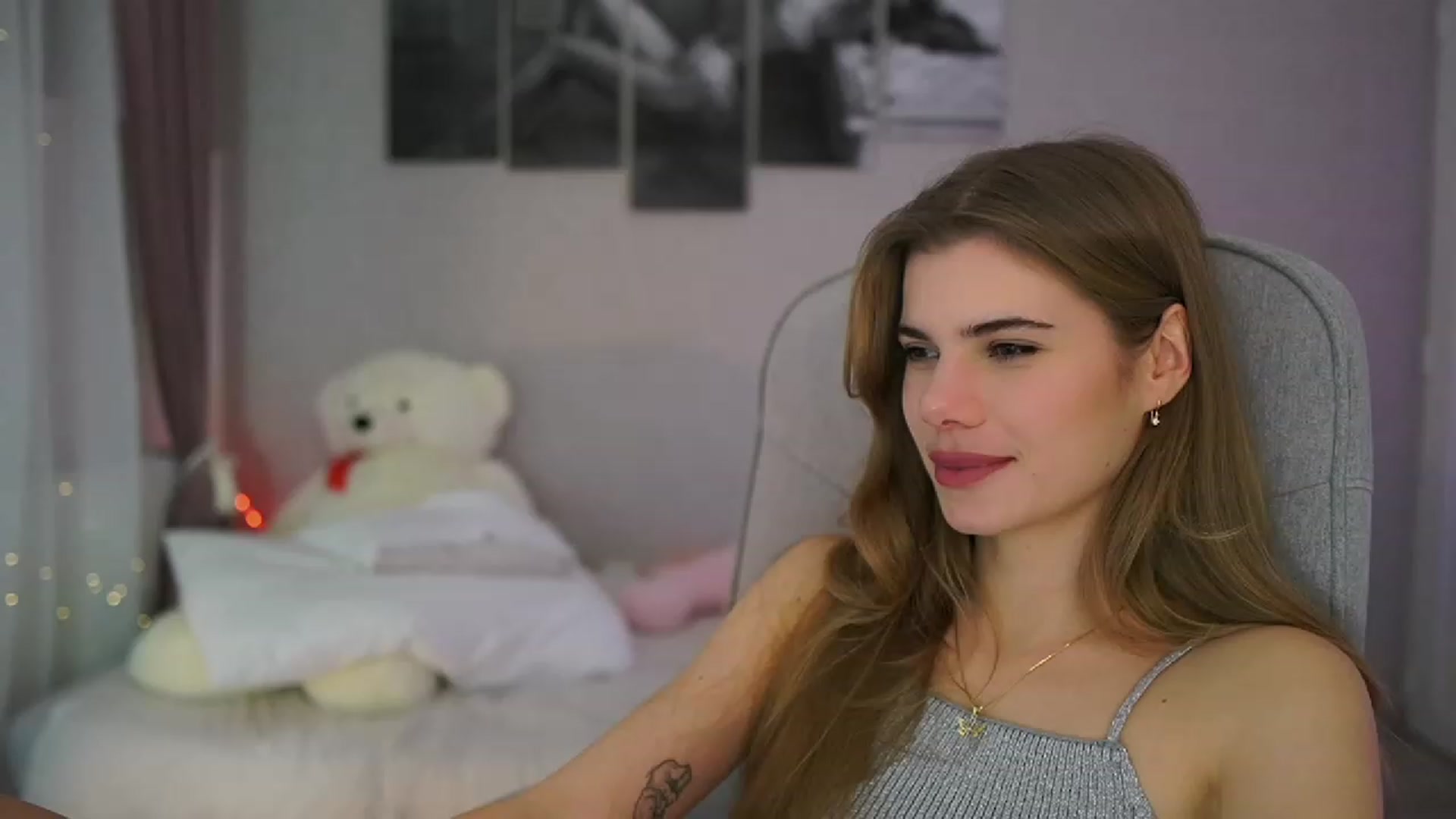 Gallery image thumbnail from RileyReid_18's myfreecams stream on, 11/29/2023, 19:01 image 17 of 20