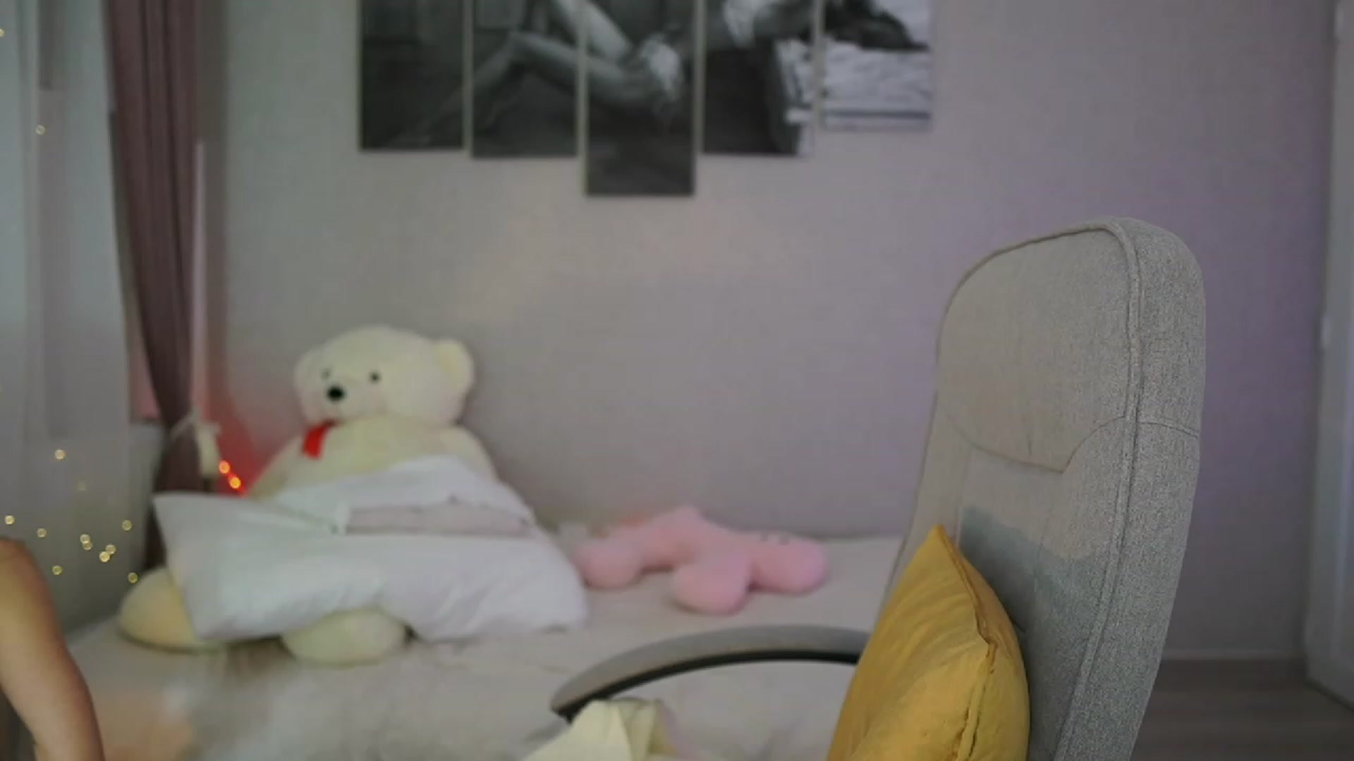 Gallery image thumbnail from RileyReid_18's myfreecams stream on, 11/29/2023, 19:01 image 2 of 20