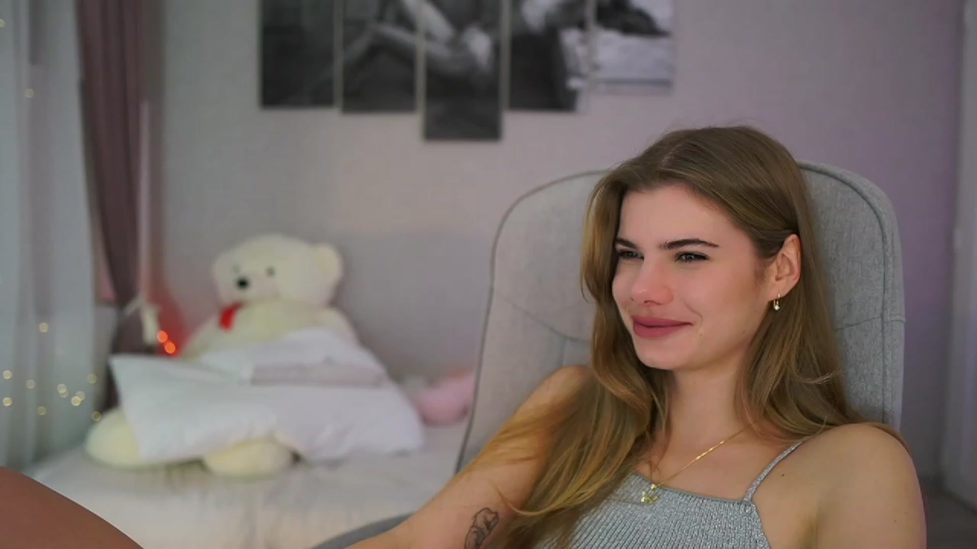 Gallery image thumbnail from RileyReid_18's myfreecams stream on, 11/29/2023, 19:01 image 12 of 20