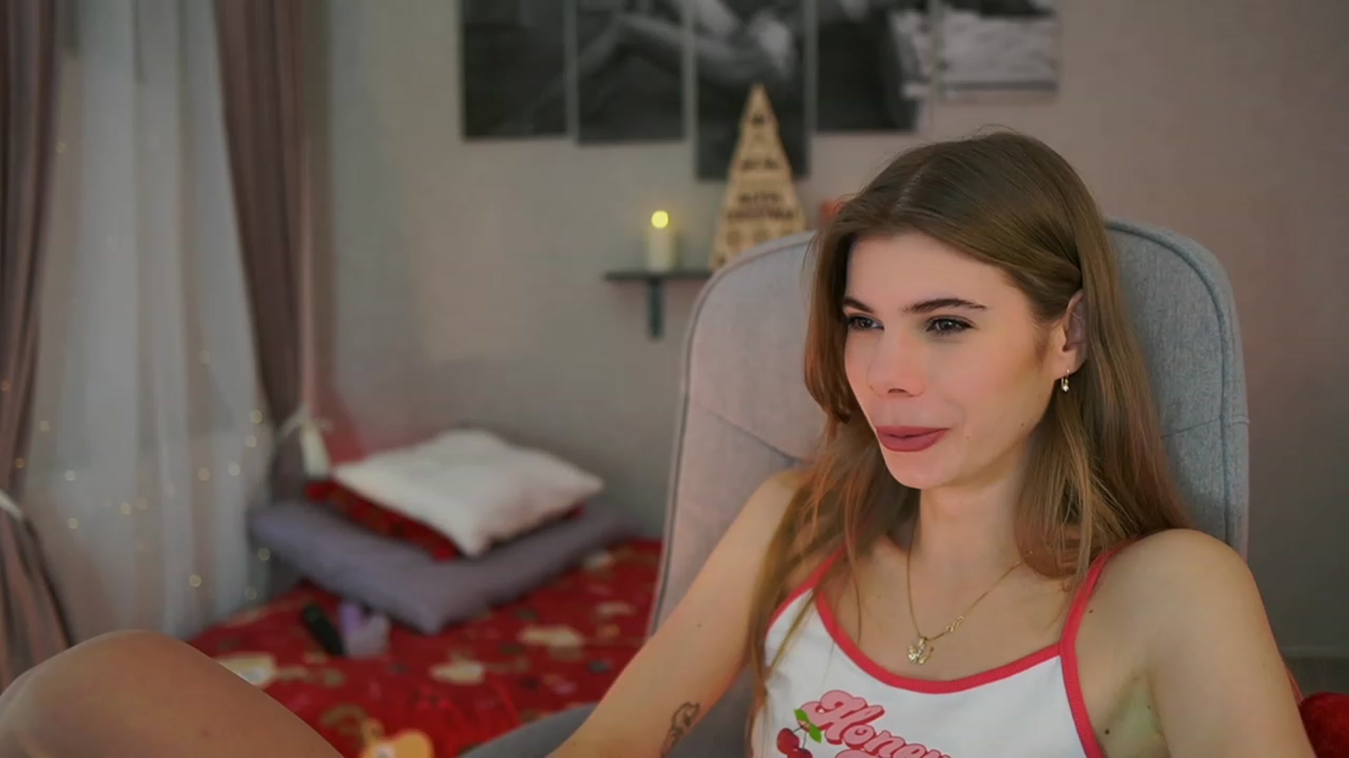 Gallery image thumbnail from RileyReid_18's myfreecams stream on, 12/14/2023, 17:00 image 5 of 20